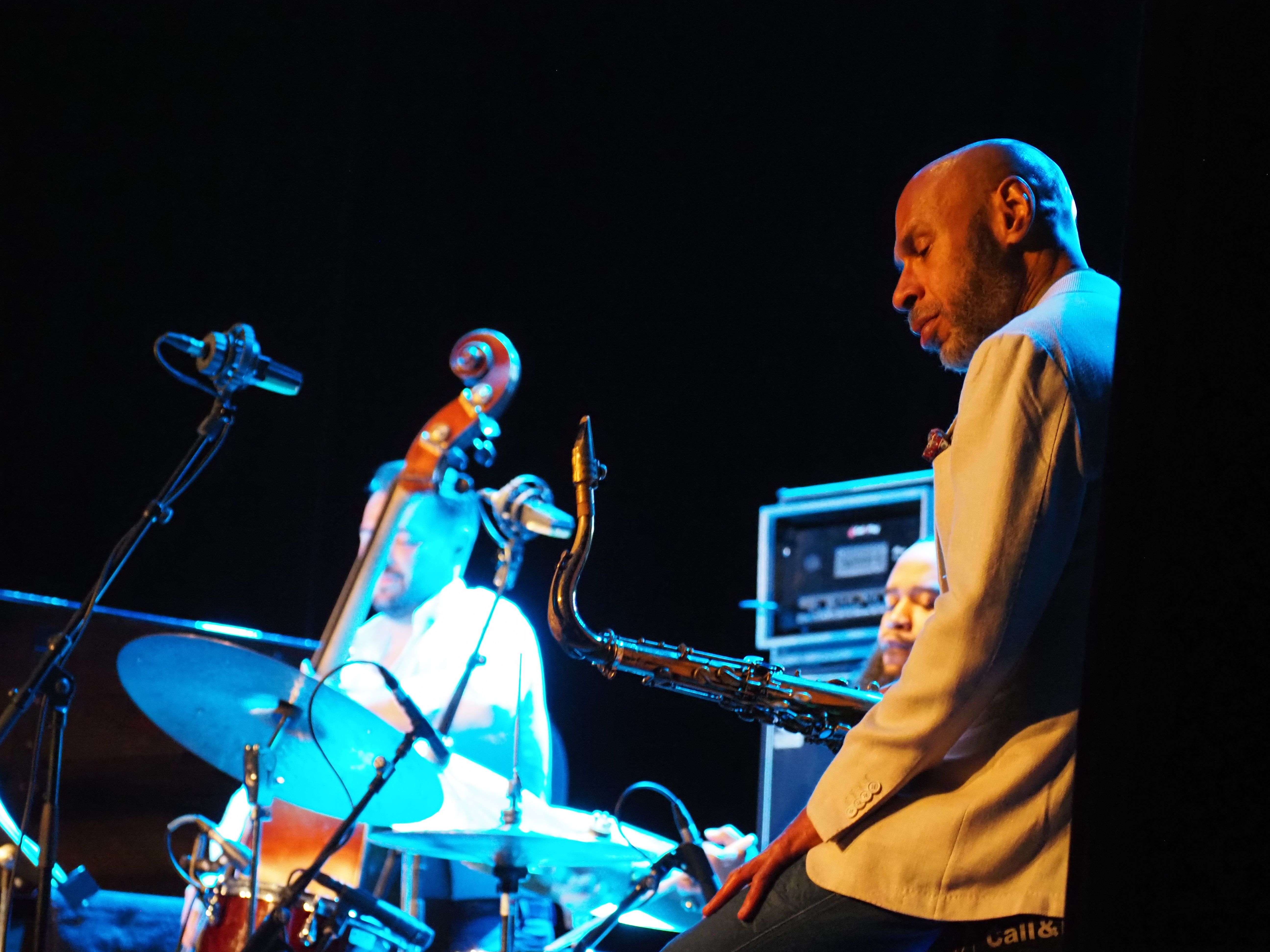 Joshua Redman escolta atentament els seus companys. Joshua Redman escolta atentament els seus companys.