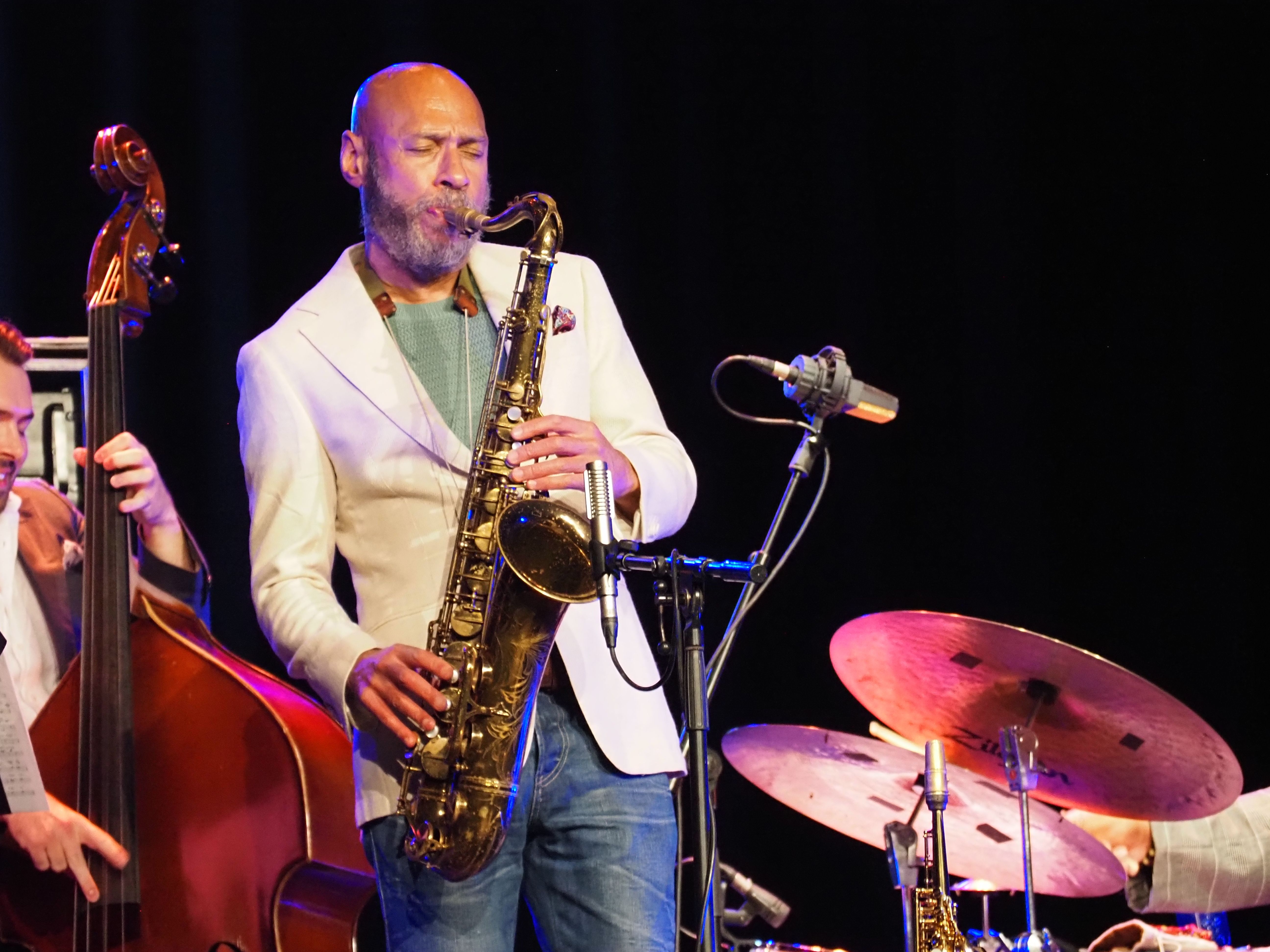 Joshua Redman tocant el saxo. Joshua Redman tocant el saxo.