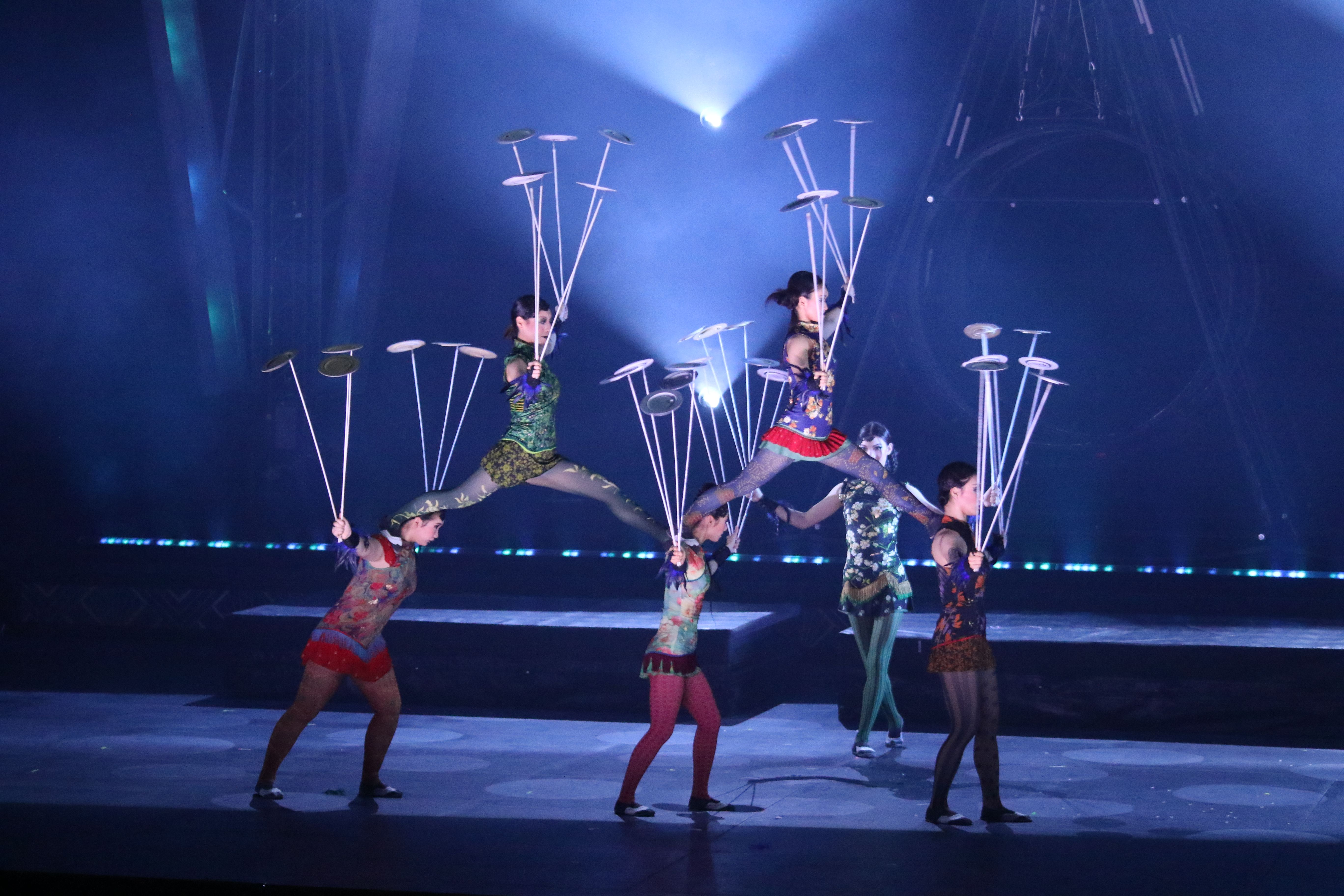 Acrobàcies amb plats.