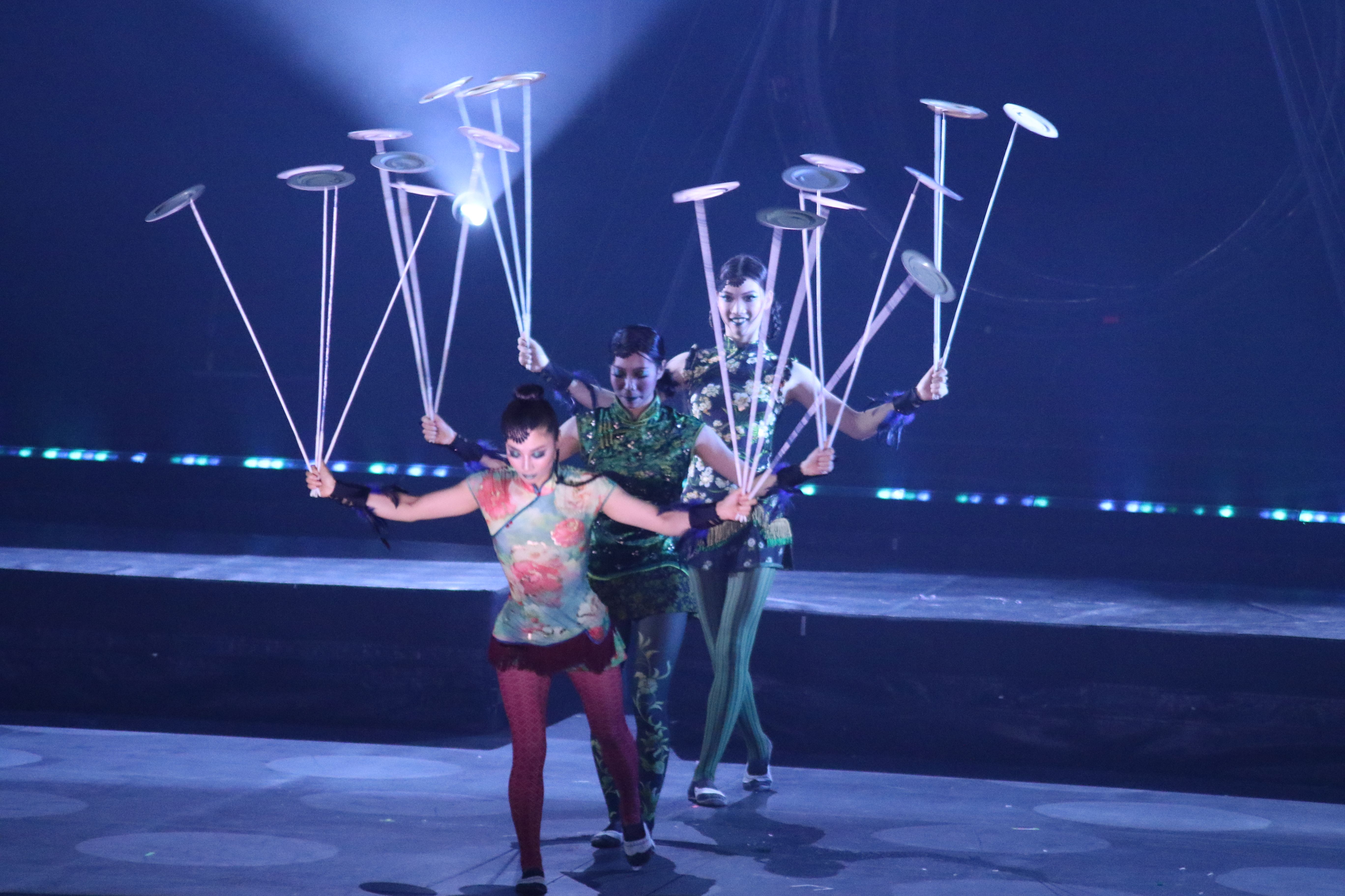 Acrobàcies amb plats.