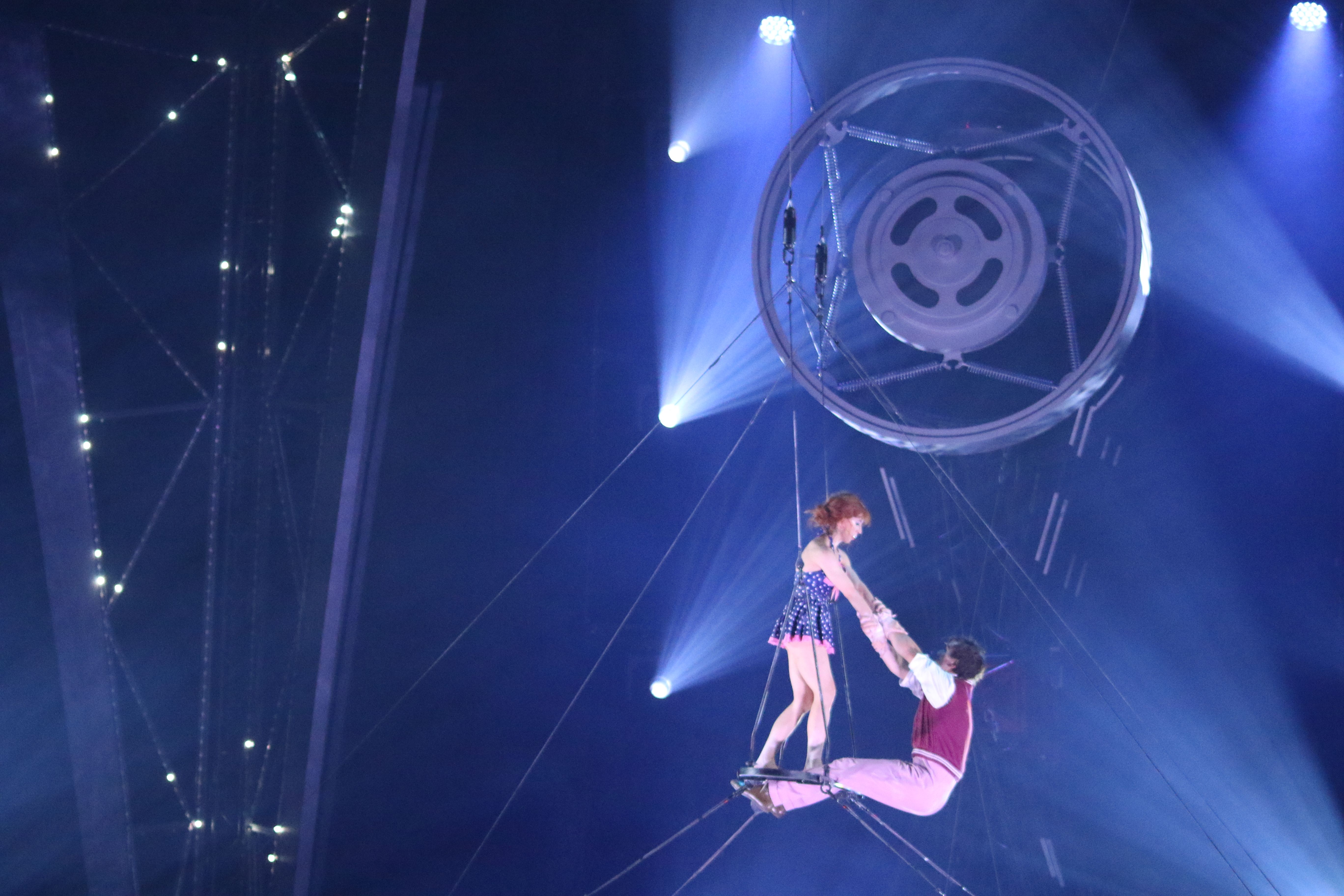 Acrobàcia dels dos personatges que protagonitzen la història d'amor del muntatge.
