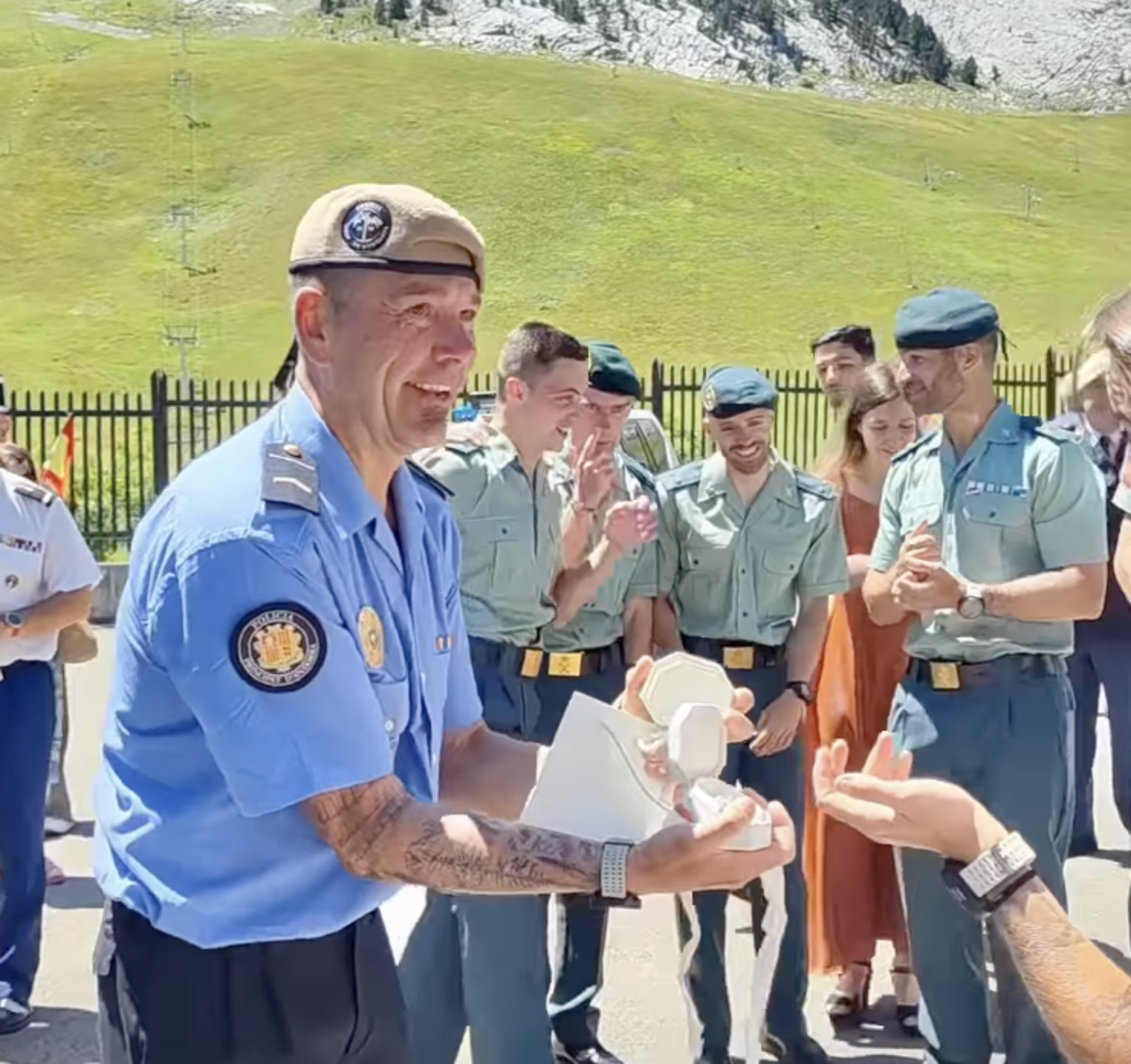 L'agent major andorrà en el moment de mostrar l'anell de compromís.