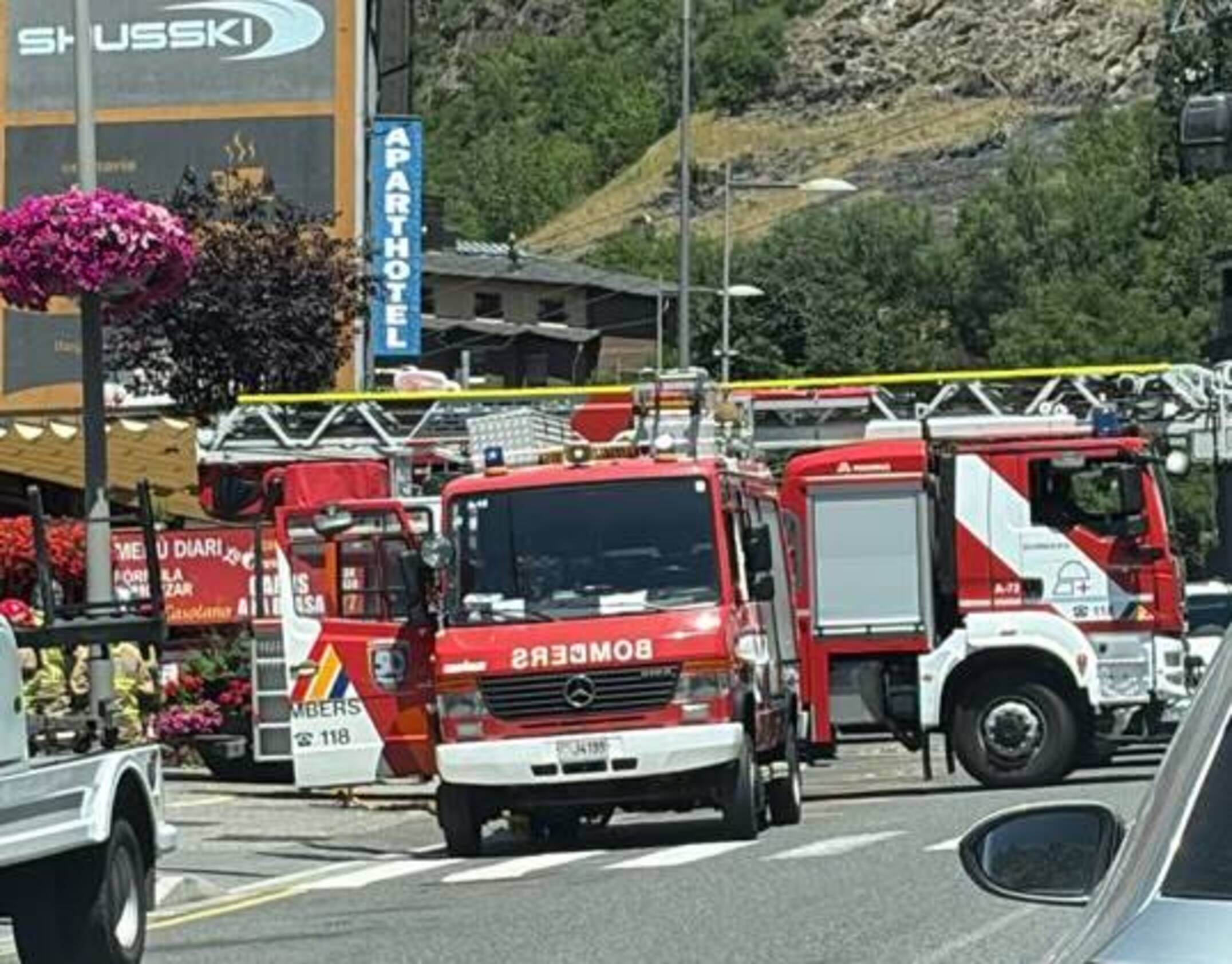 Dotacions dels bombers en el lloc dels fets.
