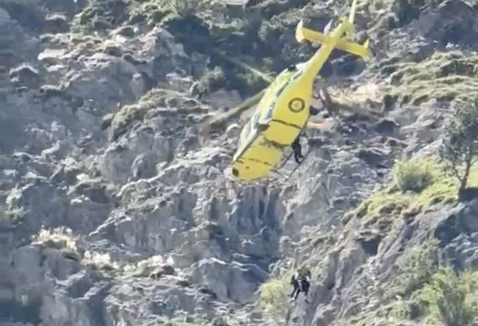 L’helicòpter fent l’evacuació a la via ferrada del Roc del Quer.