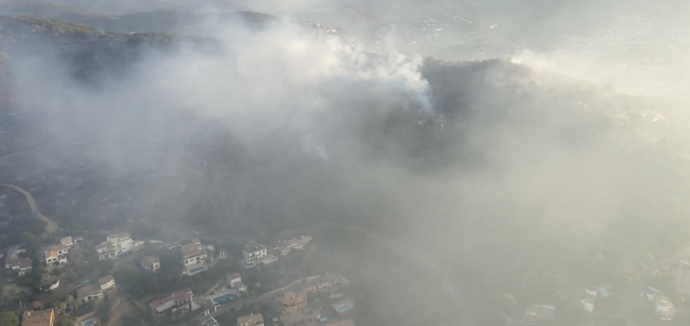 Una vista de la zona des de l'aire presa pels drons dels bombers catalans durant la jornada d'aquest dissabte.