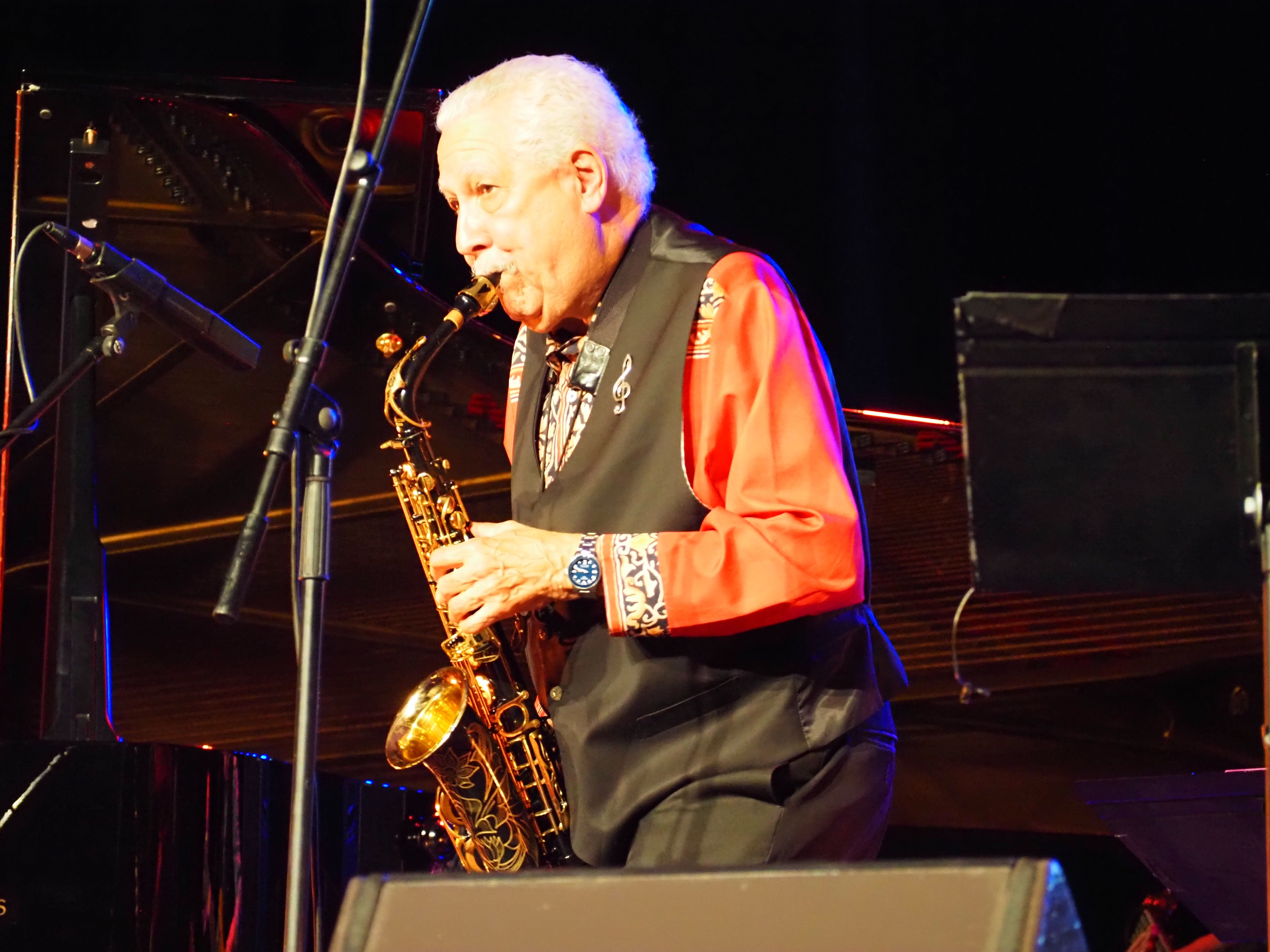 Paquito D'Rivera tocant el saxo. Paquito D'Rivera tocant el saxo.