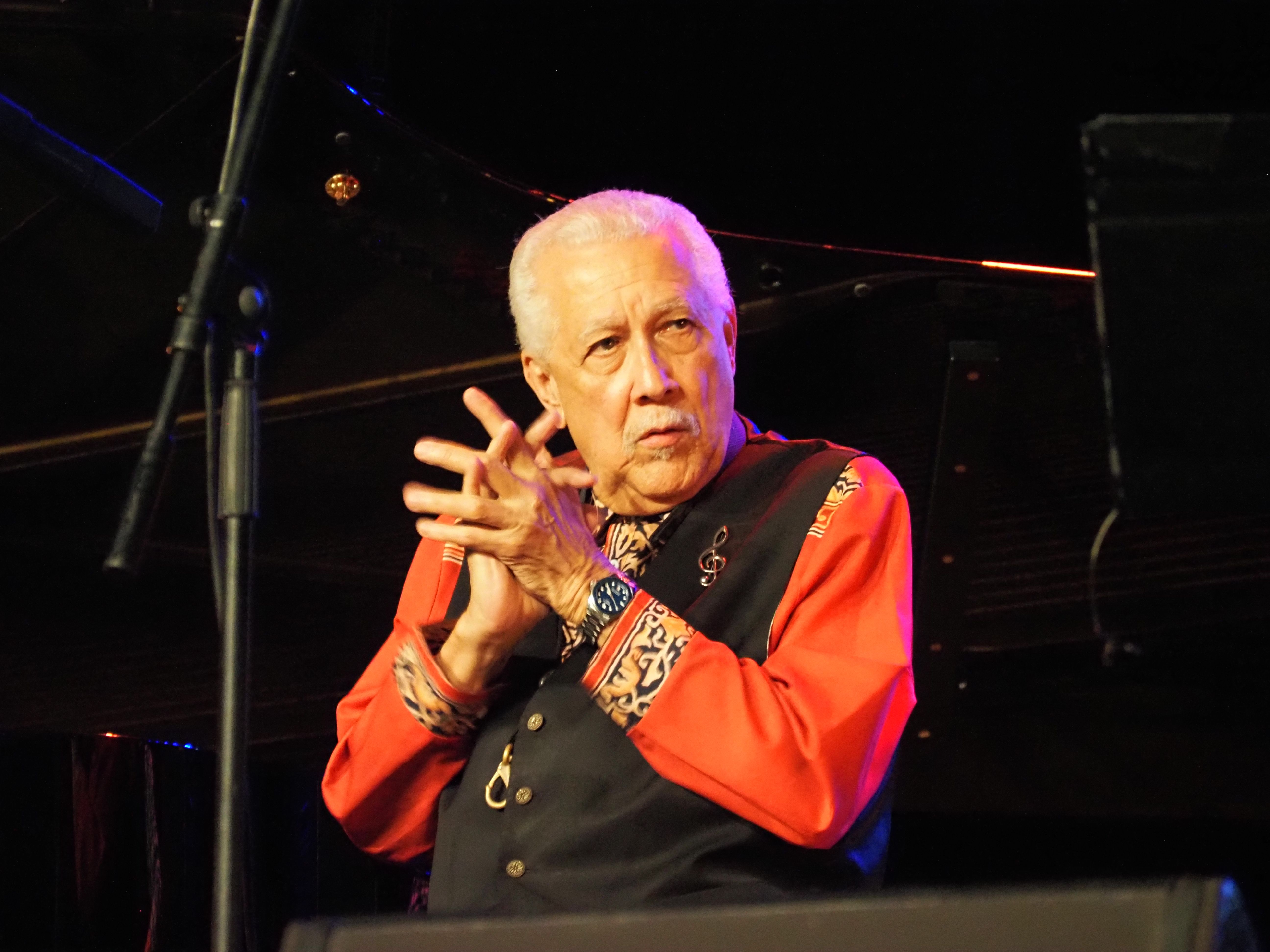Paquito D'Rivera seguint el ritme amb les mans del que tocaven els companys. Paquito D'Rivera seguint el ritme amb les mans del que tocaven els companys.