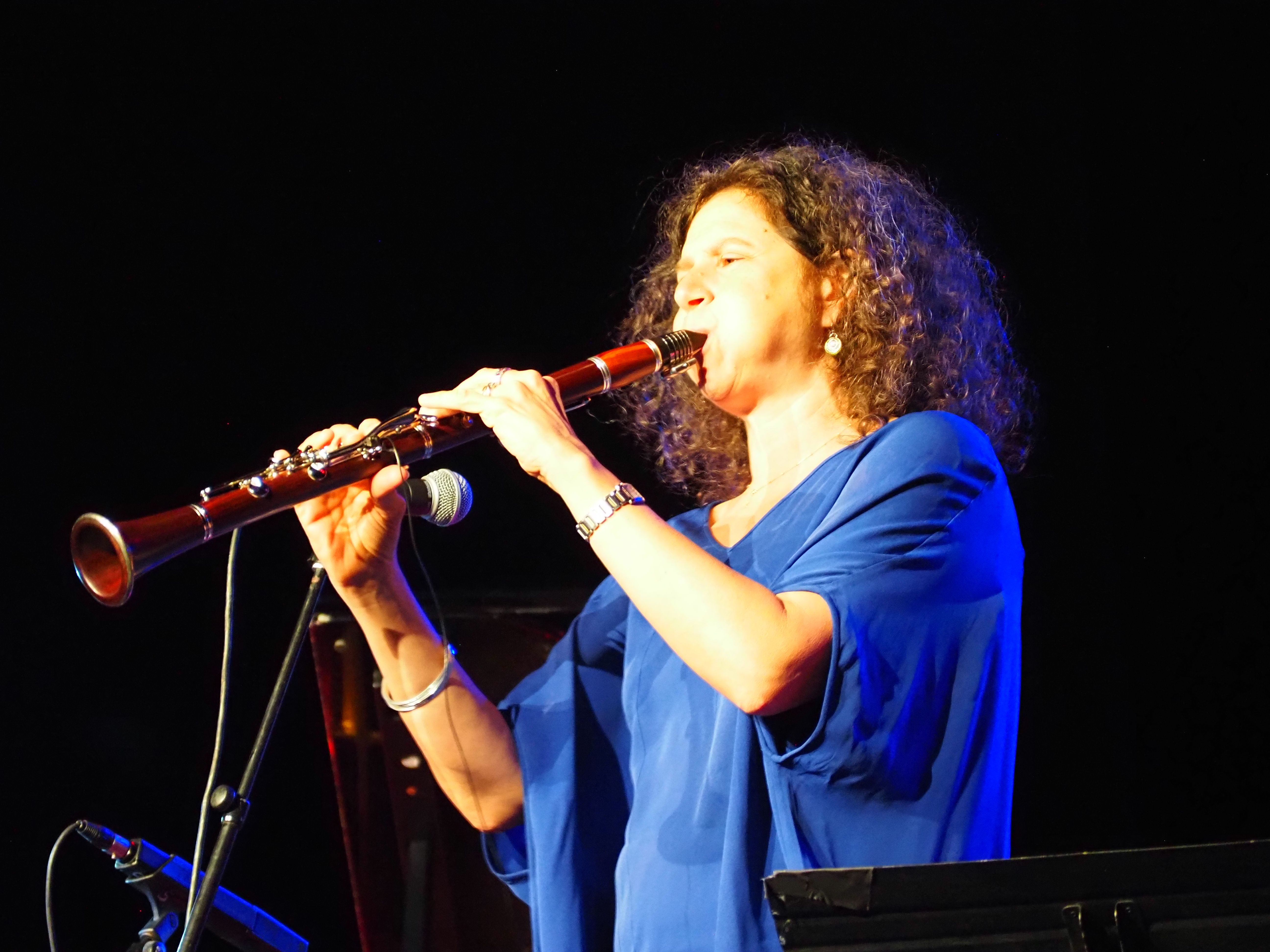 Anat Cohen ha fet gaudir amb el seu clarinet. Anat Cohen ha fet gaudir amb el seu clarinet.