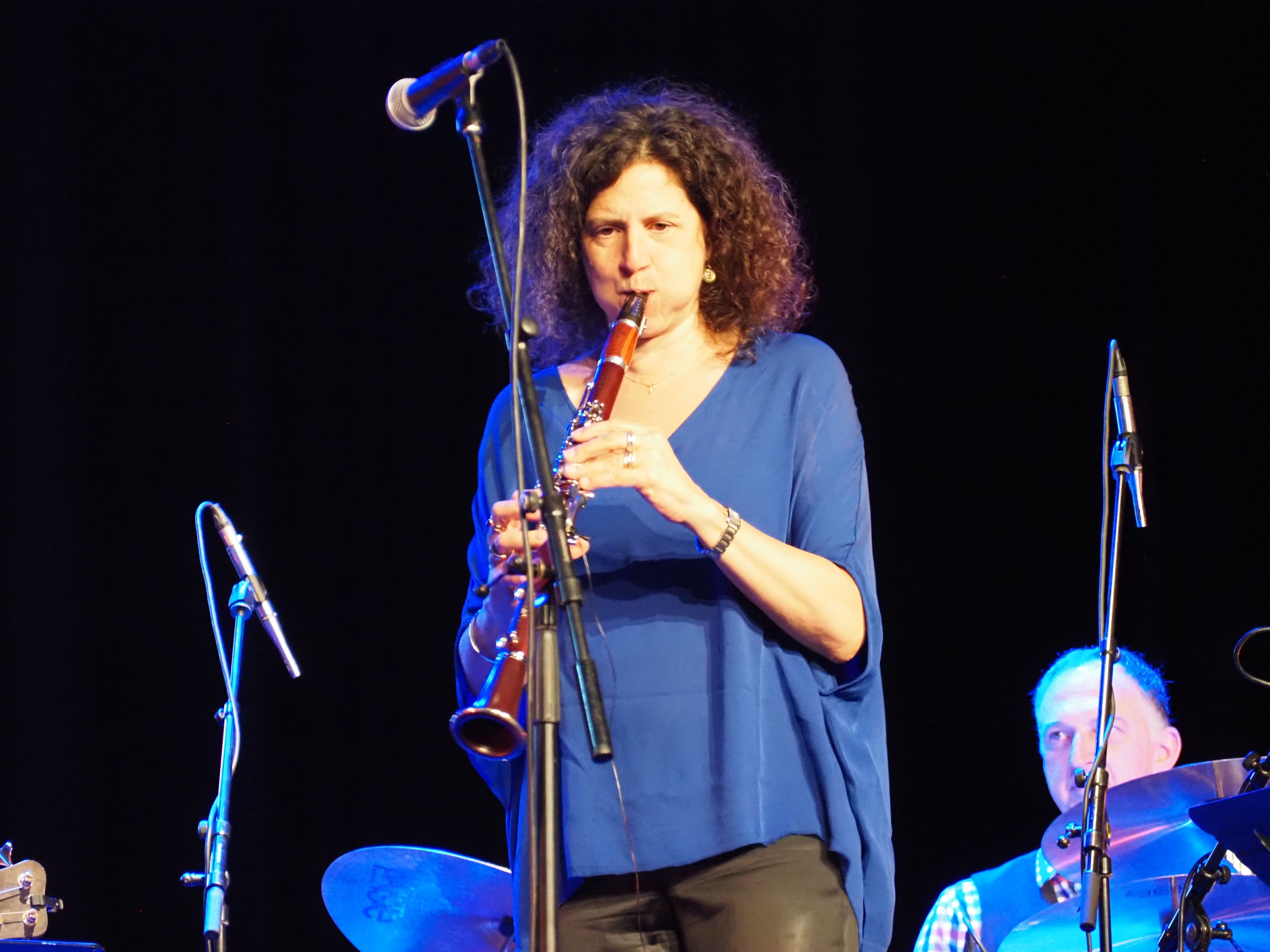 Anat Cohen durant el concert. Anat Cohen durant el concert.