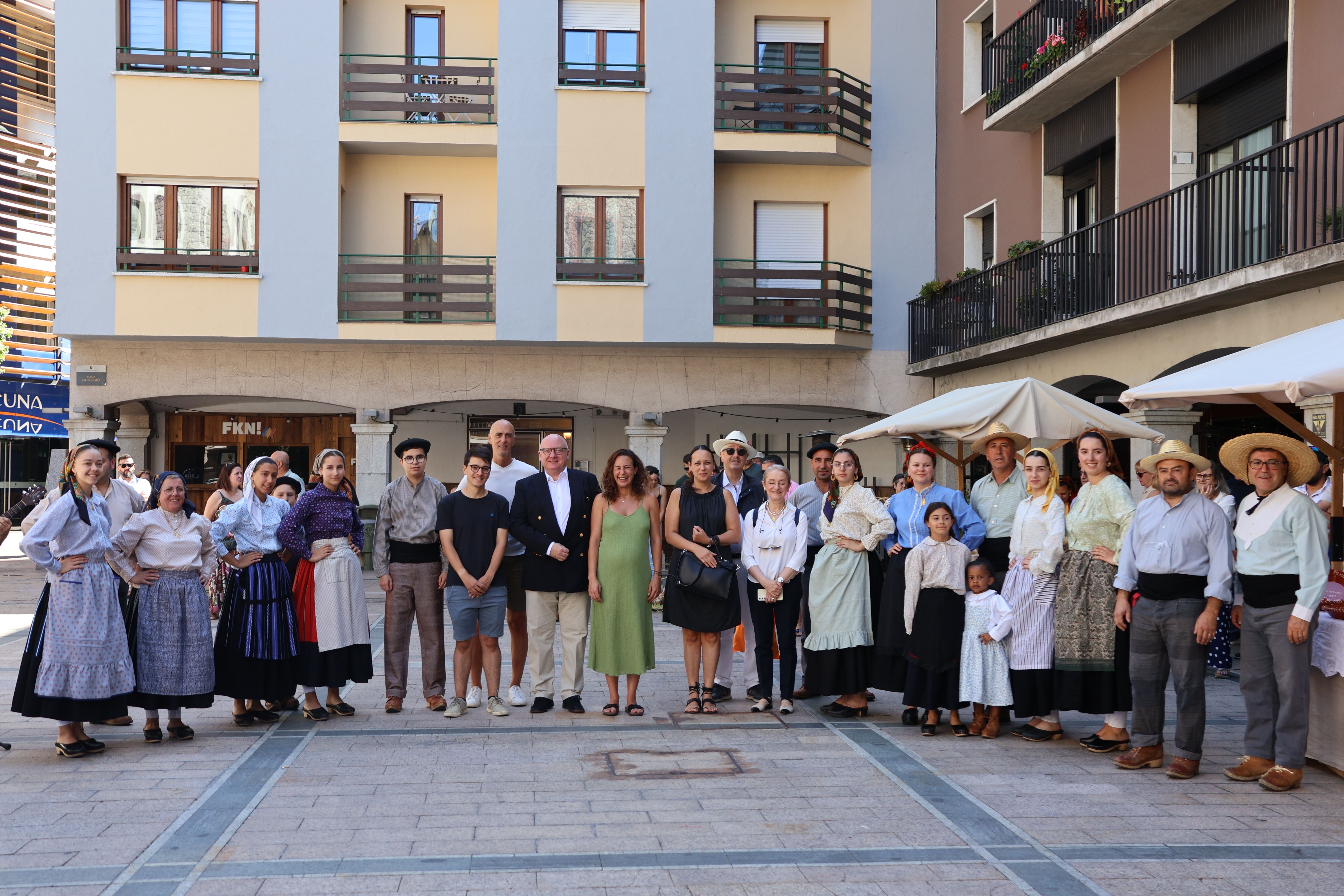 El cònsol general de Portugal, al centre, acompanyat d'altres autoritats i membres de la comunitat.