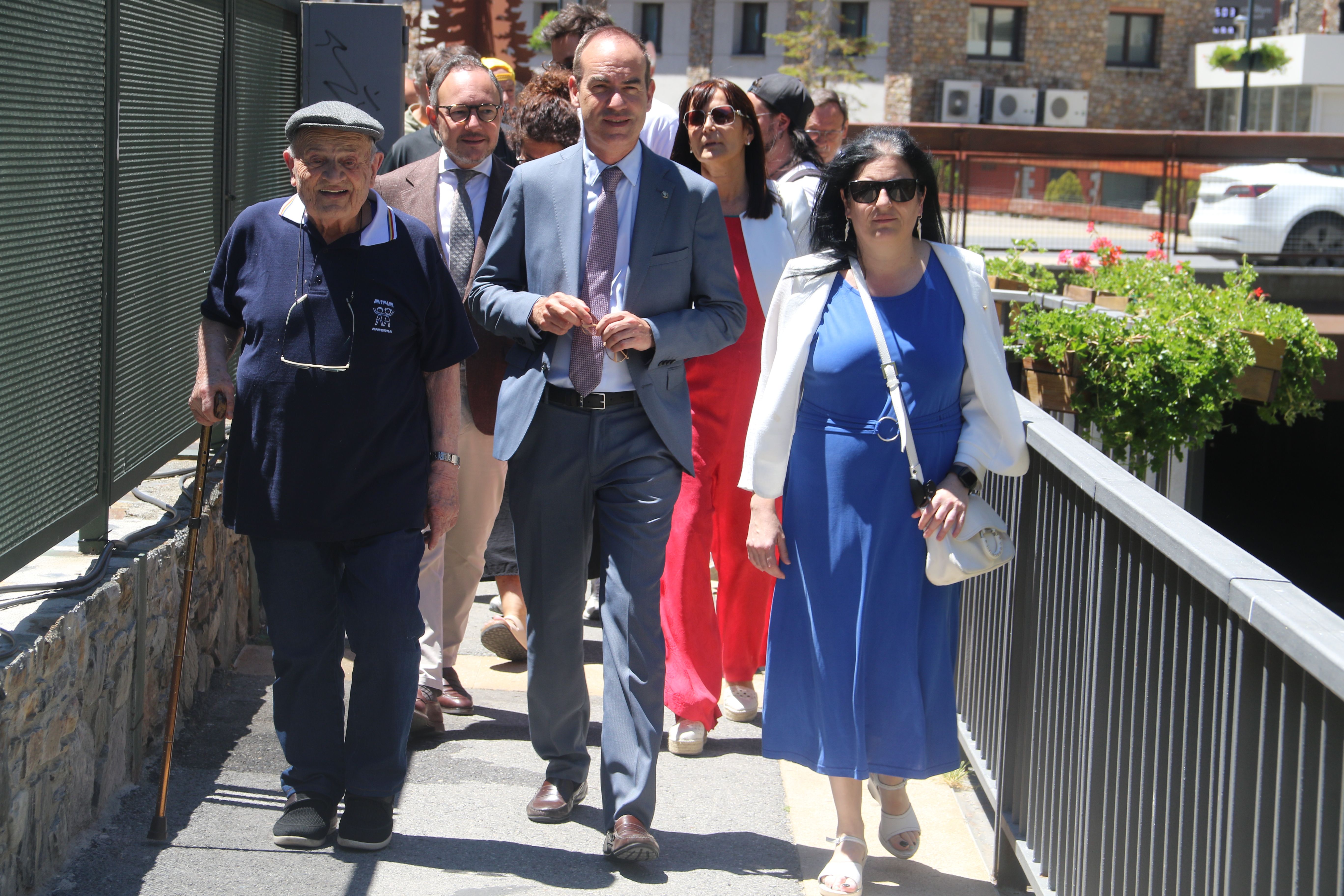 El mossèn i les autoritats passejant pel passeig Mossèn Ramon.