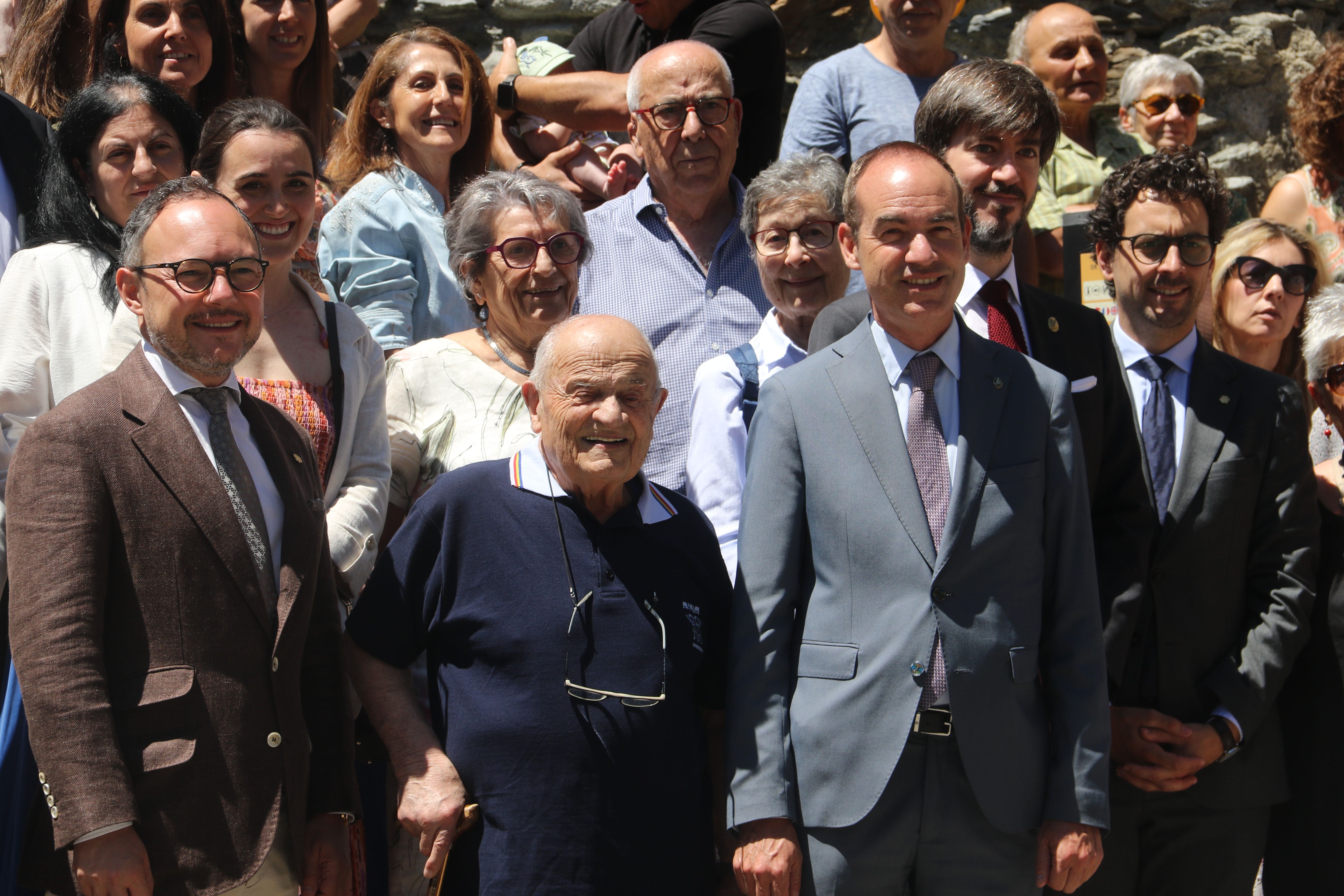Primer pla de mossèn Ramon en la foto de família.
