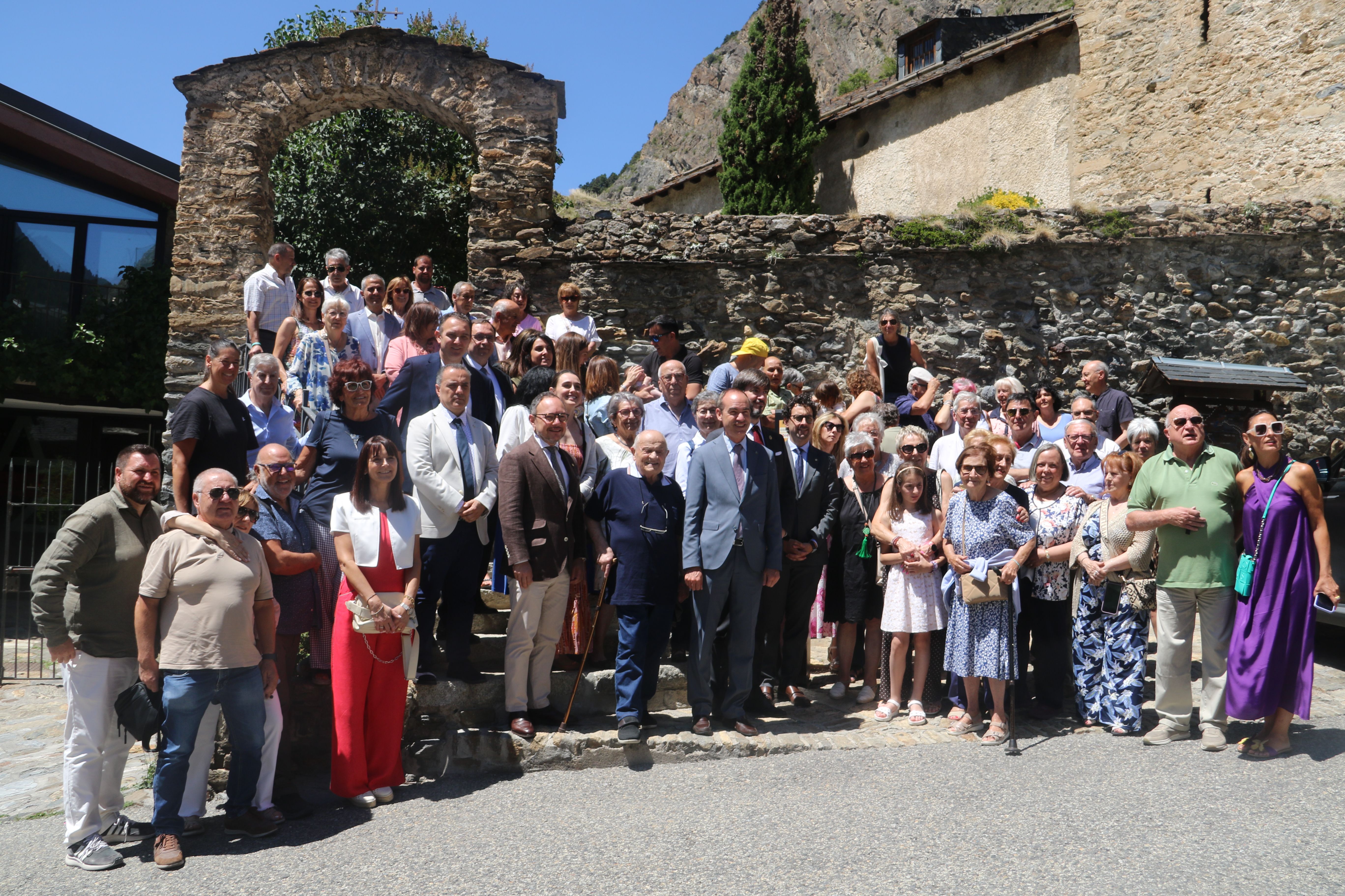 Foto de família de tots els assistents a la missa. 