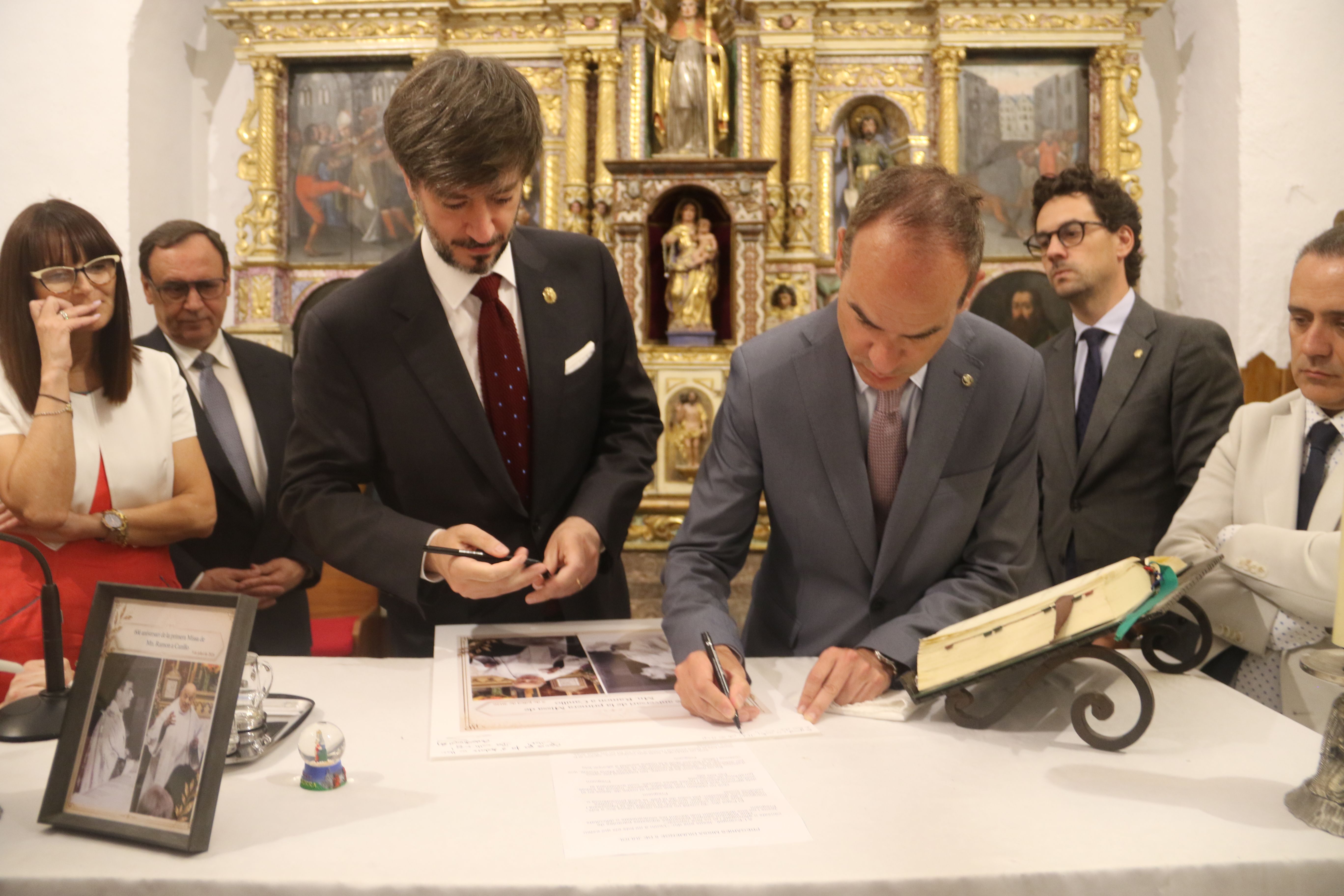 Signant una foto de fa 60 anys i d'ara com a record. 