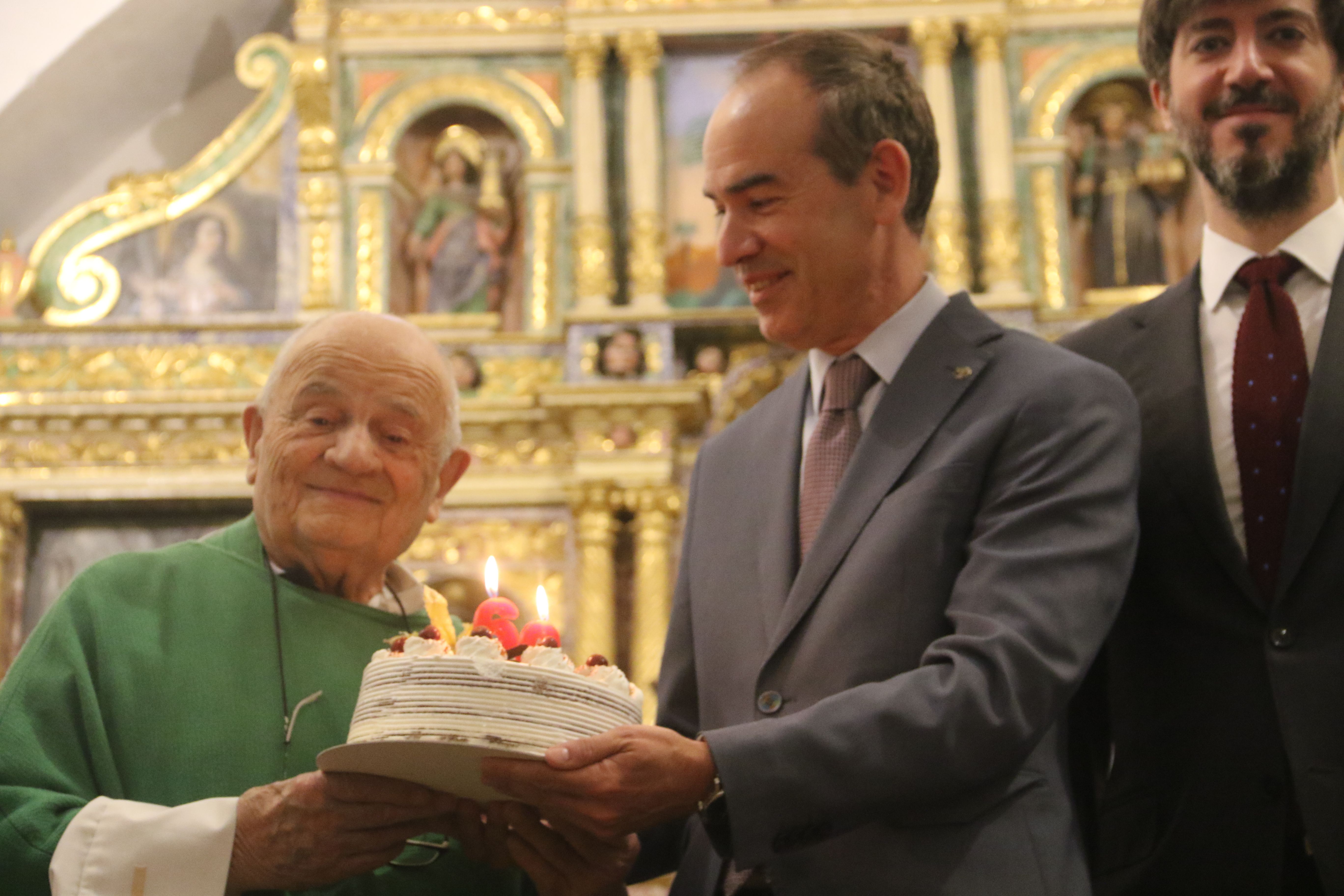 Pastís d'aniversari per a mossèn Ramon.