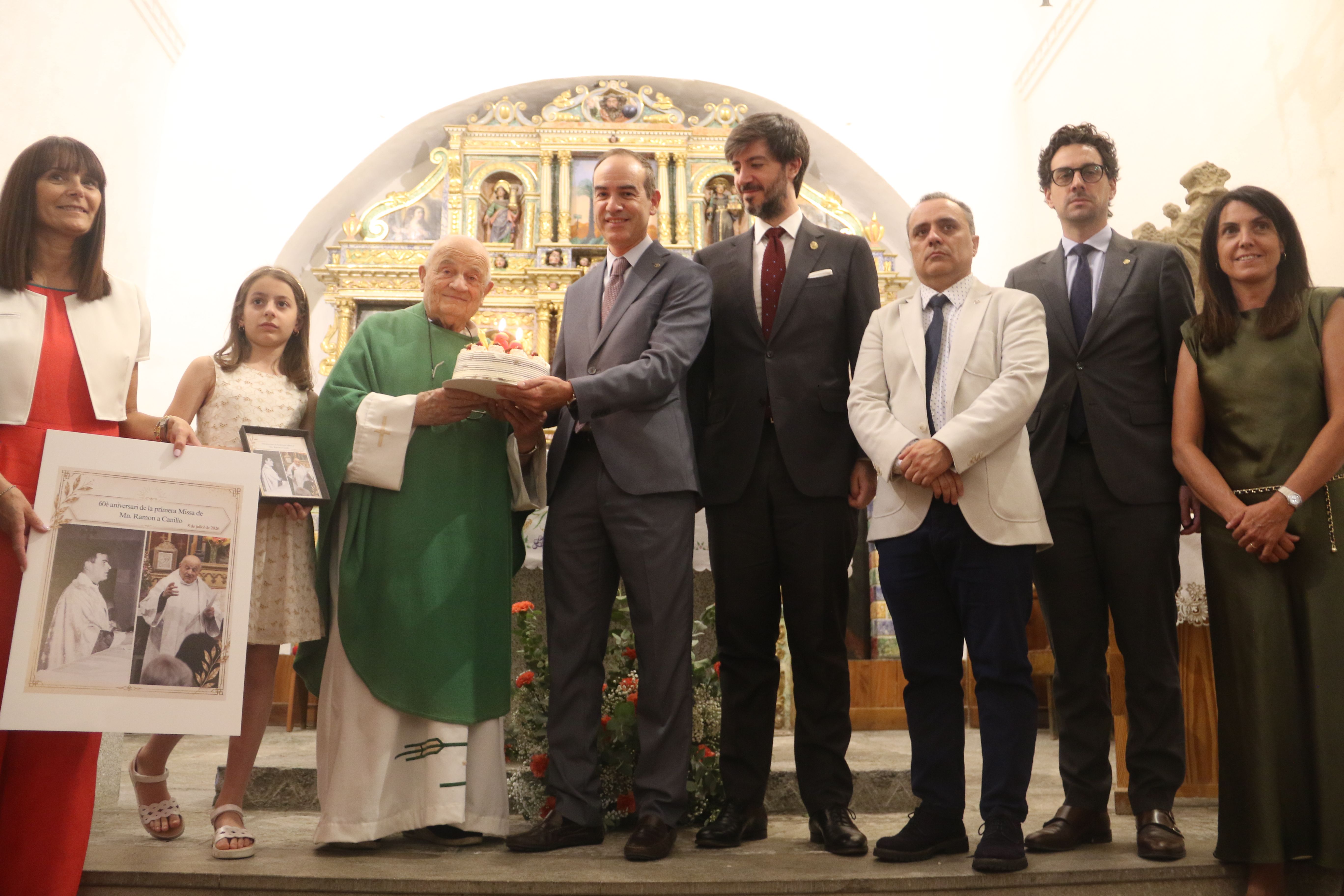 Pastís d'aniversari per a mossèn Ramon.
