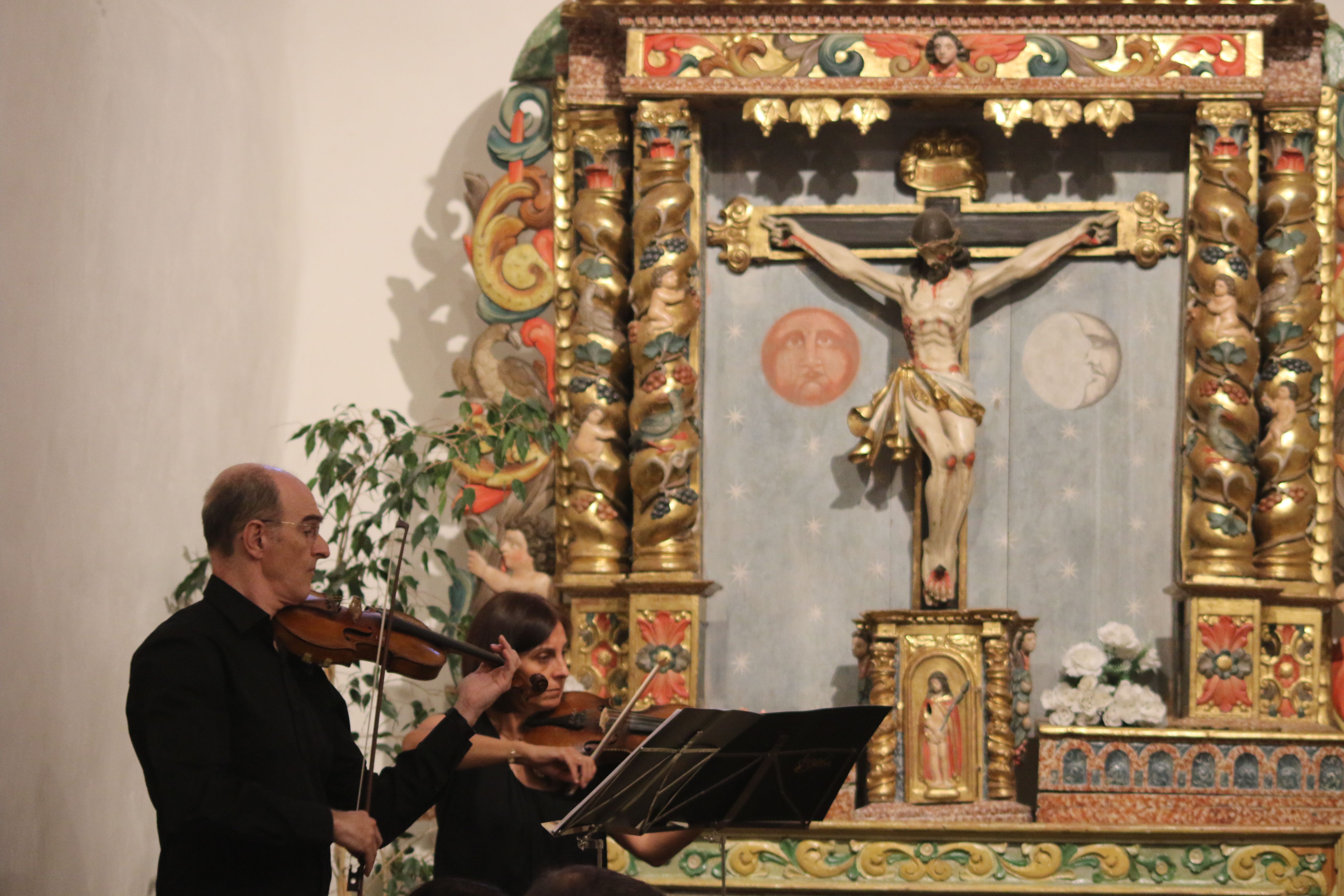 Dos integrants de l'ONCA han amenitzat musicalment la missa.
