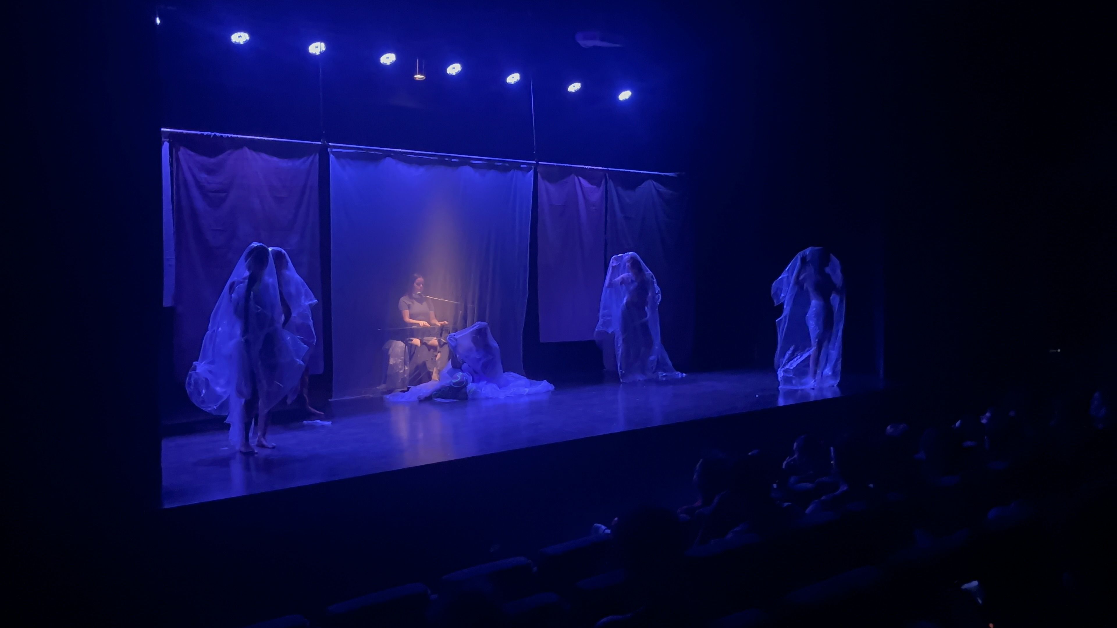 Un moment de l'espectacle. La portaveu del Sindicat, Rebeca Bonache.