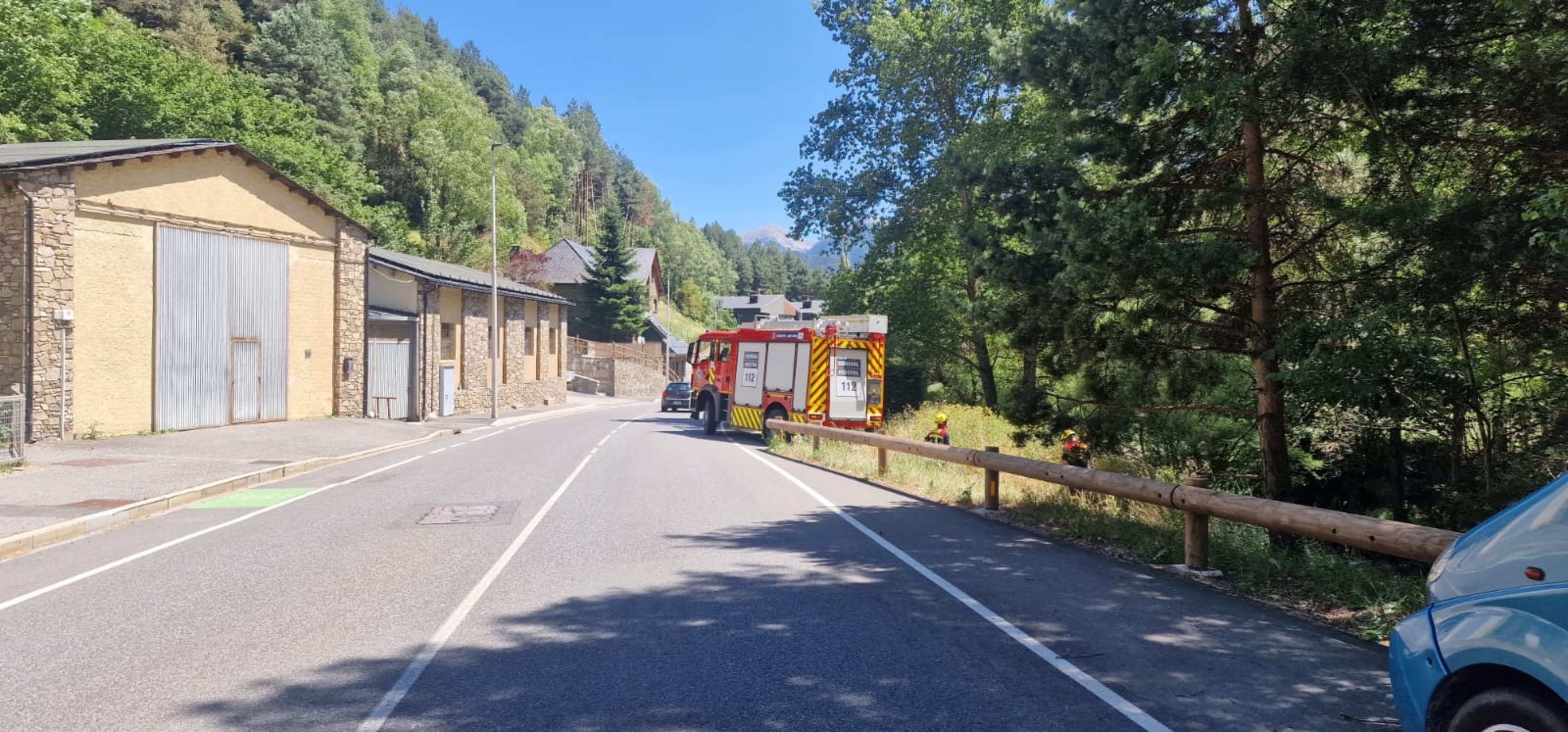 Els bombers treballant en sufocar les brases que fumejaven aquesta tarda. Els bombers treballant en sufocar les brases que fumejaven aquesta tarda.