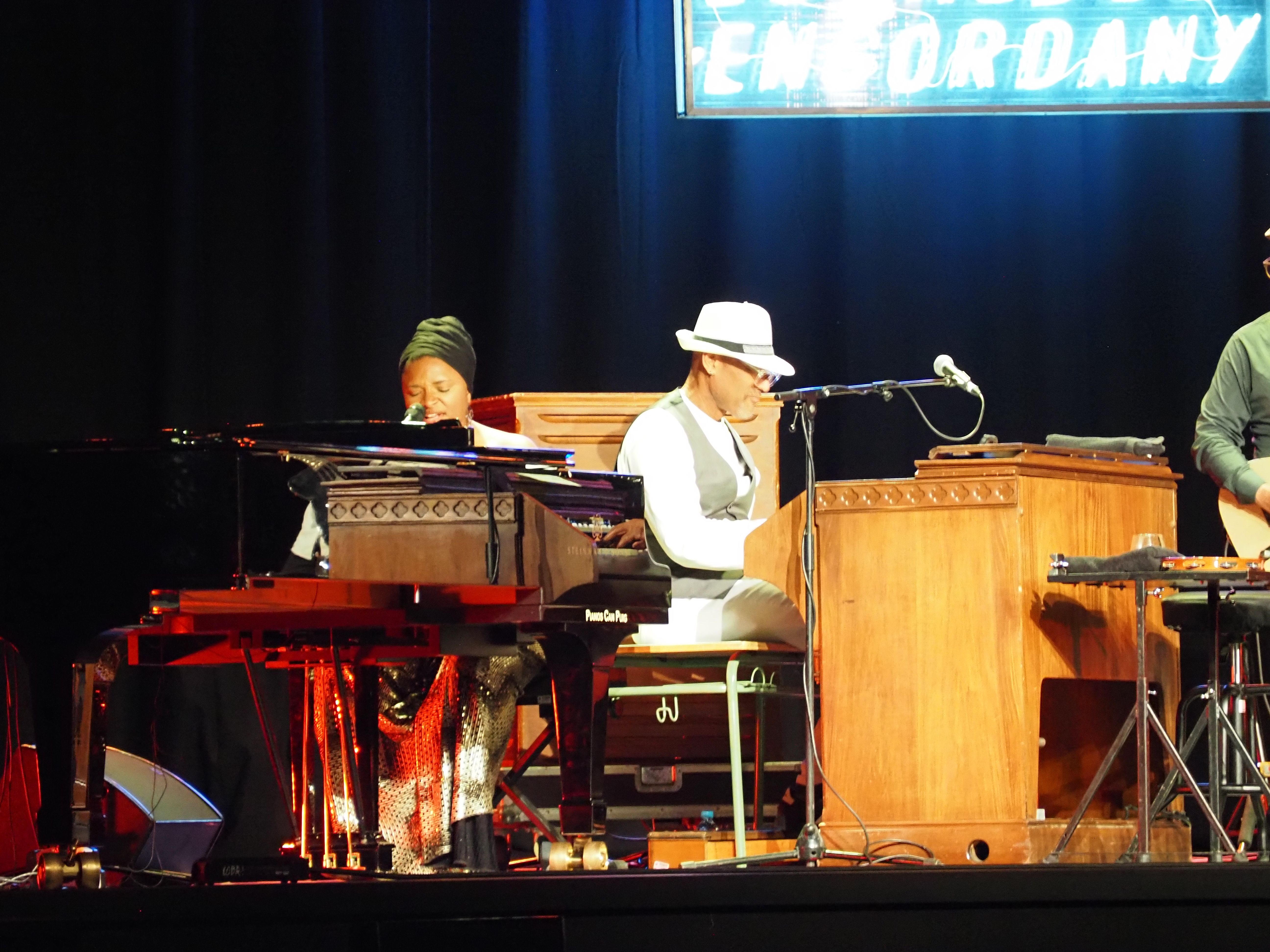 Lizz Wright tocant el piano i cantant.