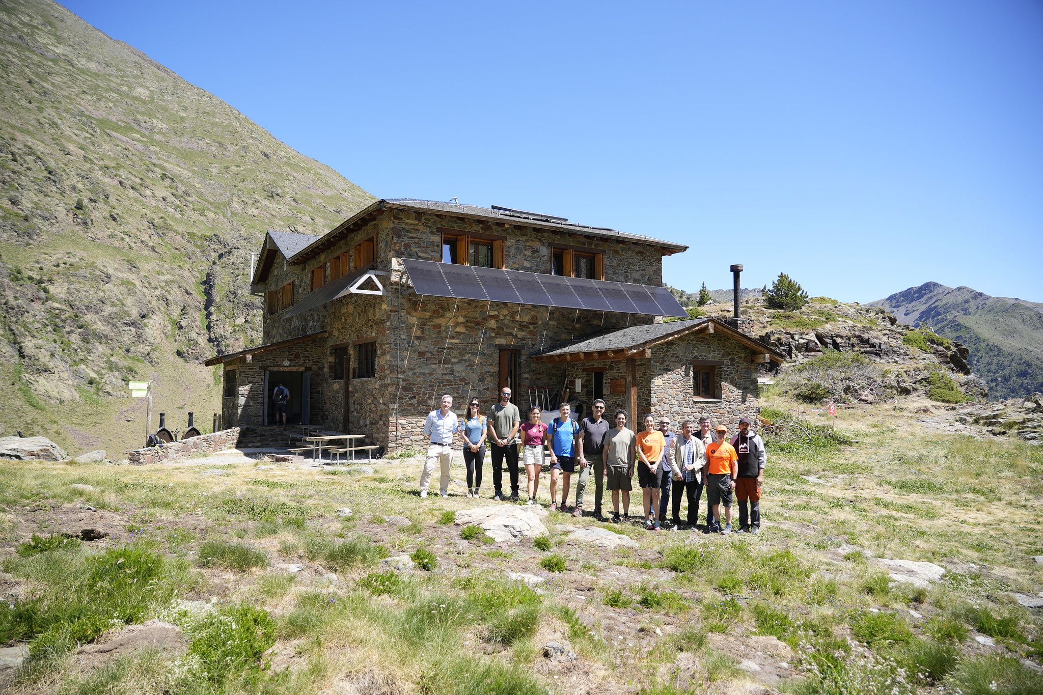 Diversos responsables comunals i governamentals en la visita al refugi.
