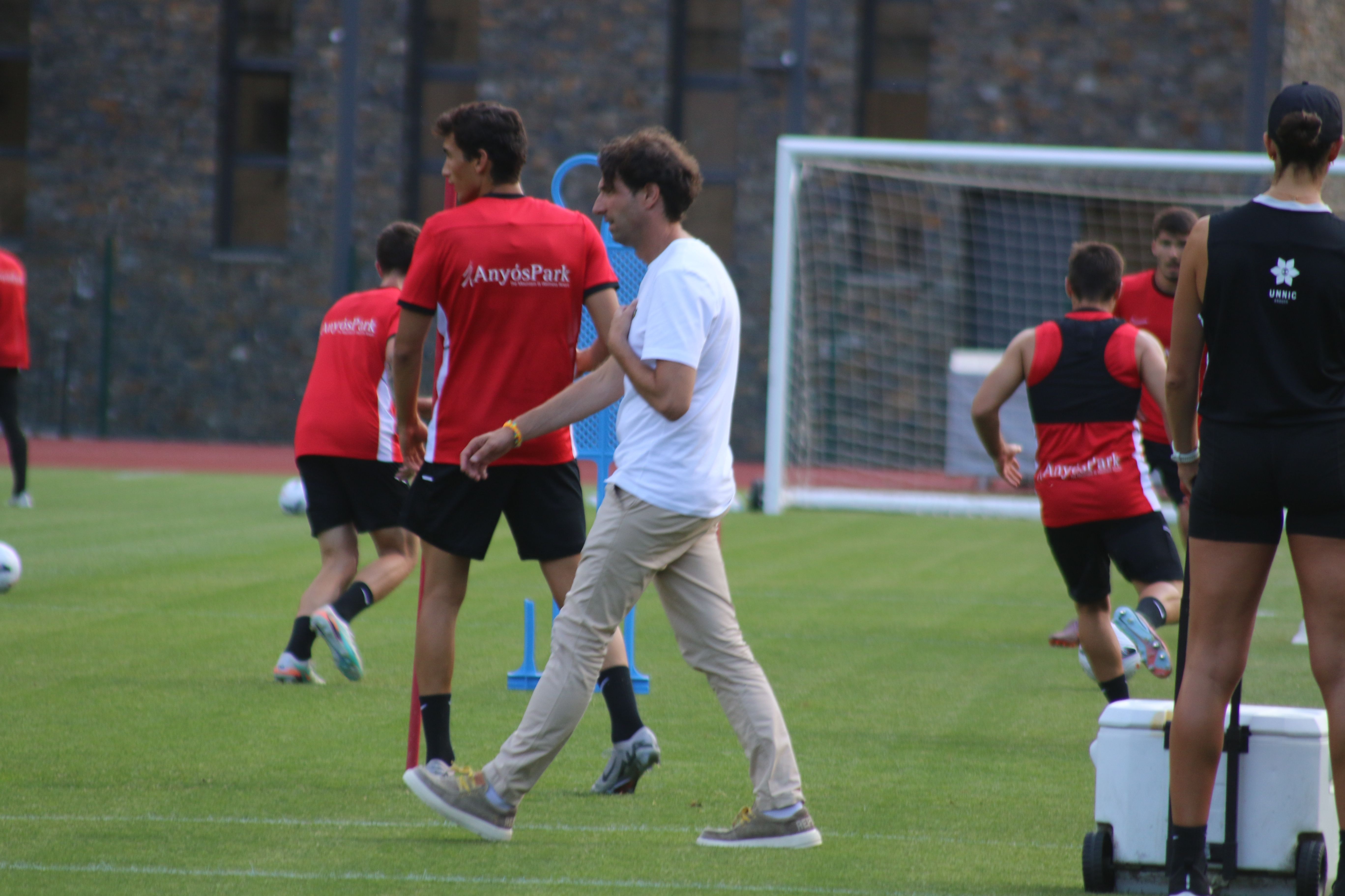 Jaume Nogués durant l'entrenament passant per darrere de Juan Sebastián.