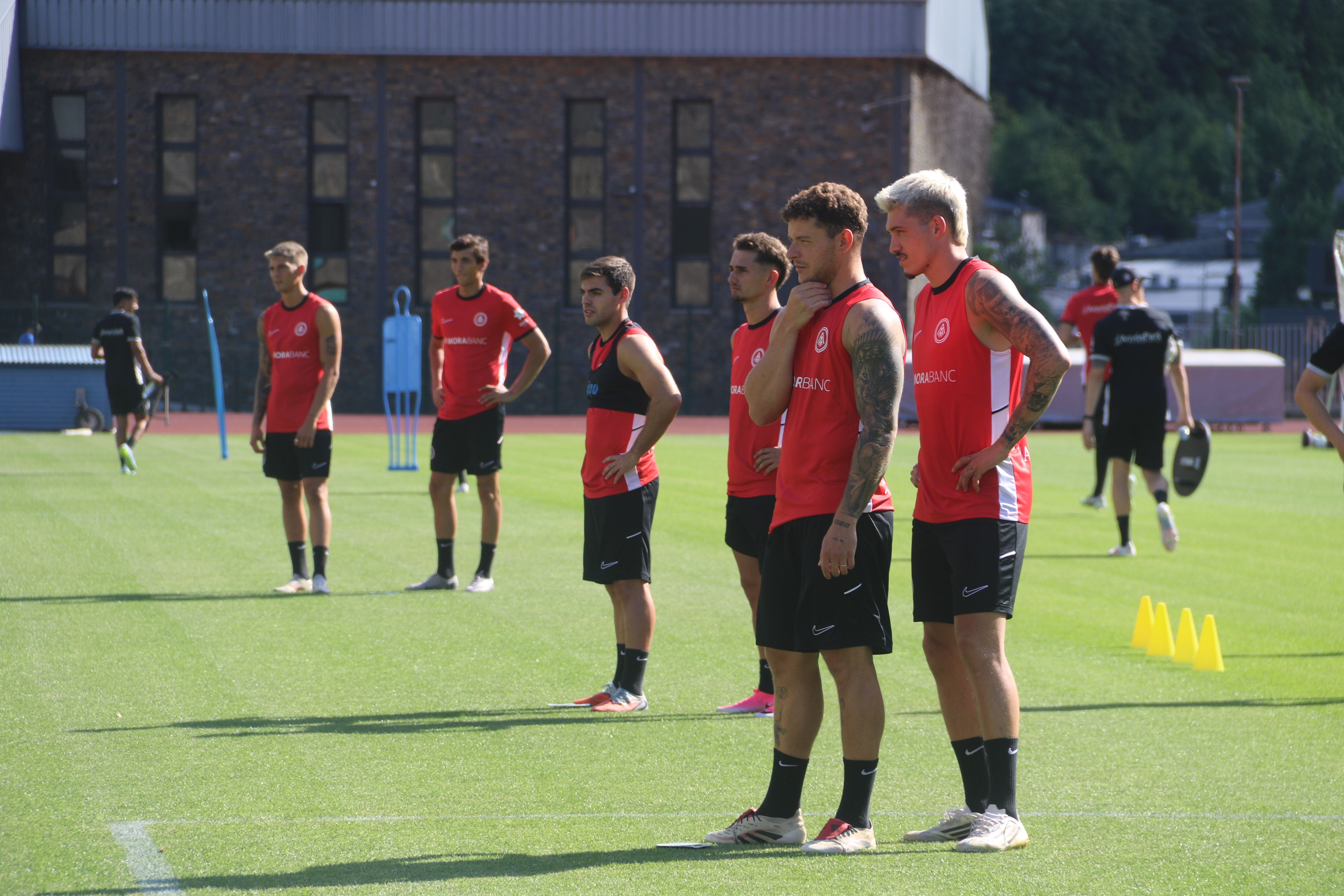Lautaro i Diego Alende conversant durant un dels exercicis. 