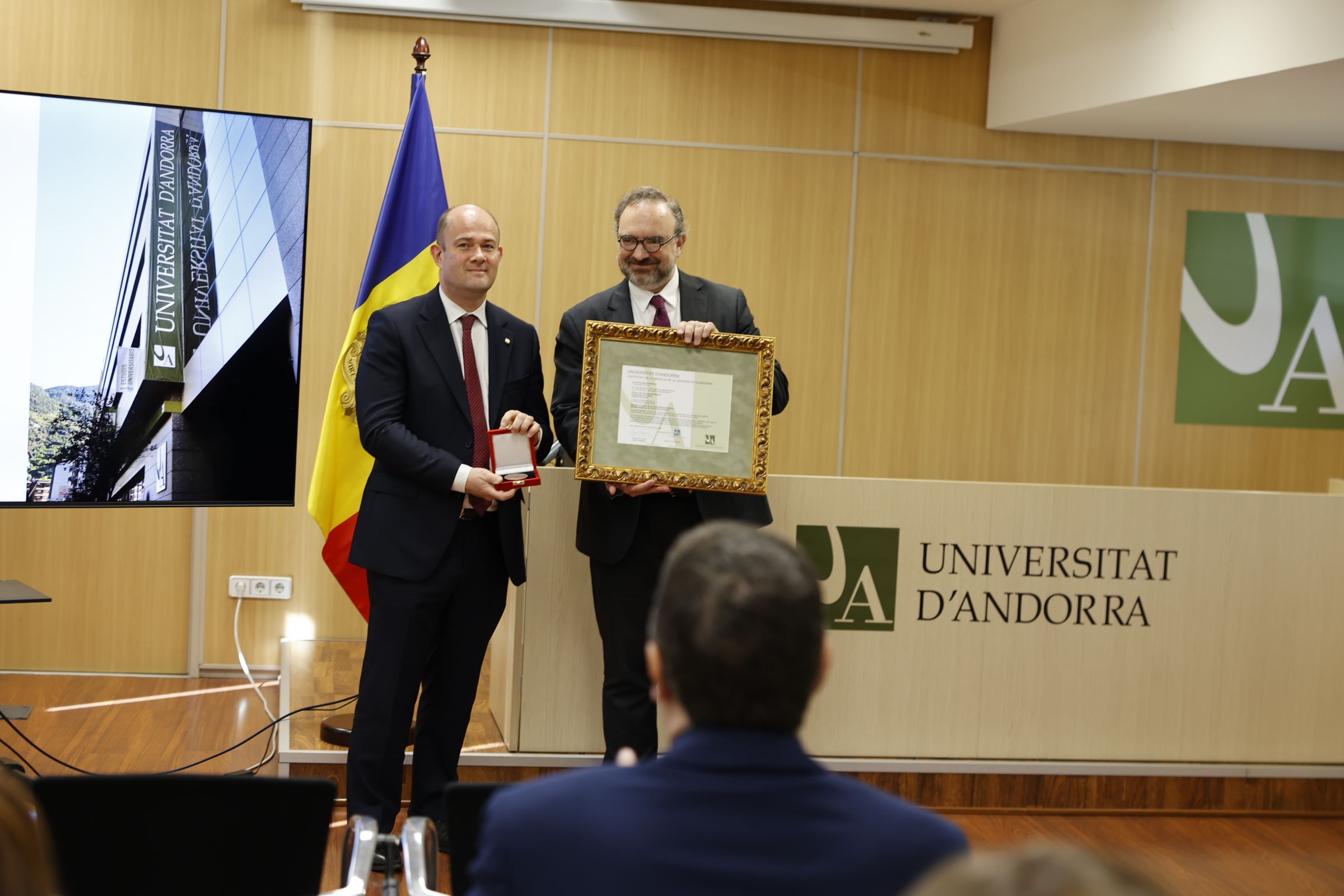 L’UdA entrega la medalla d’honor al Copríncep francès, recollida pel seu representant Fréderic Rose.