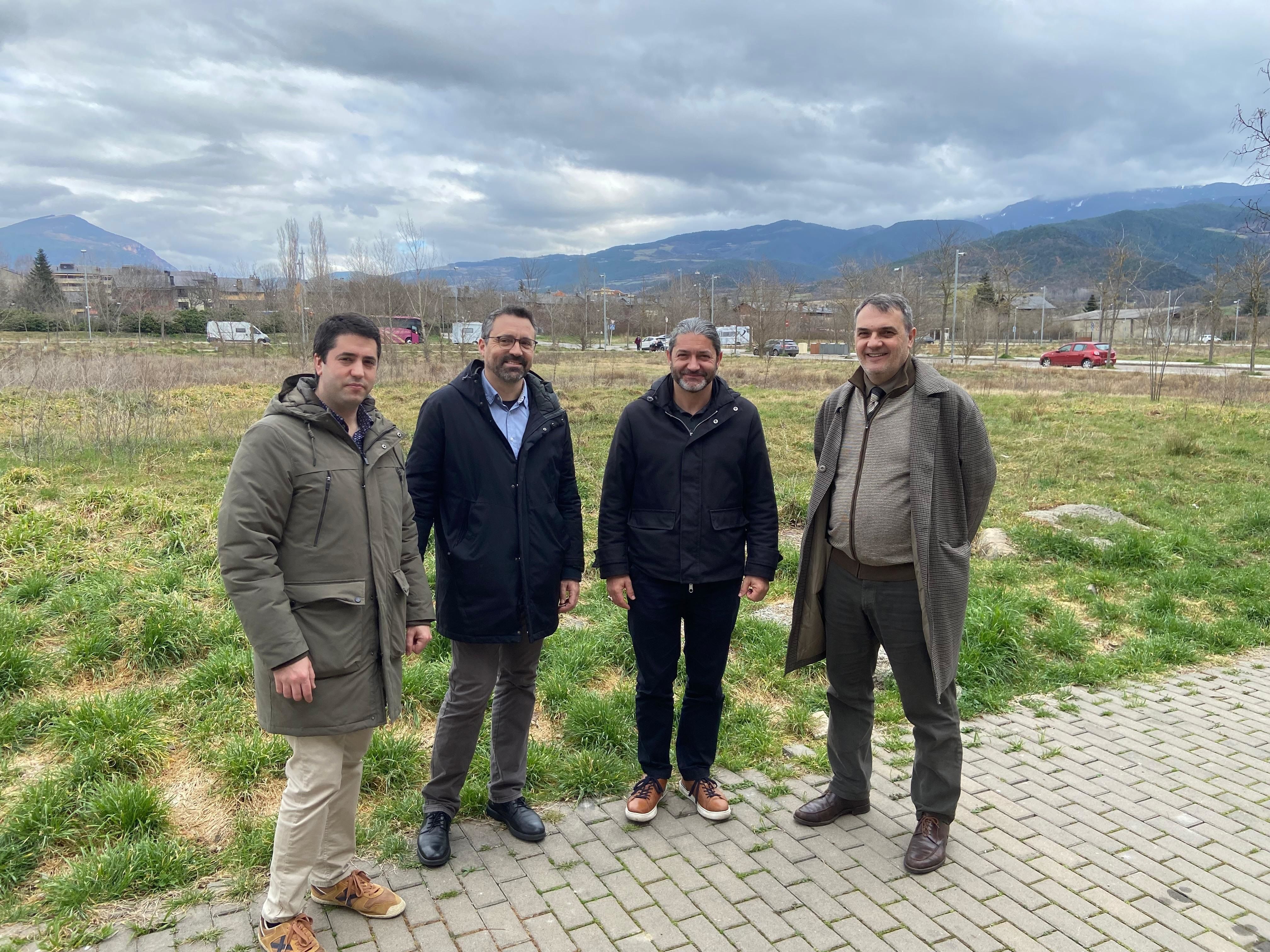 Visita a l'Horta del Valira que van realitzar el director general d'Habitatge, Jordi Mas Herrero, i el comissionat de Barris, Carles Martí, acompanyats per l'alcalde de la Seu, Joan Barrera, i el regidor d'Habitatge, Jordi Mas Ortega. Visita a l'Horta del Valira que van realitzar el director general d'Habitatge, Jordi Mas Herrero, i el comissionat de Barris, Carles Martí, acompanyats per l'alcalde de la Seu, Joan Barrera, i el regidor d'Habitatge, Jordi Mas Ortega.