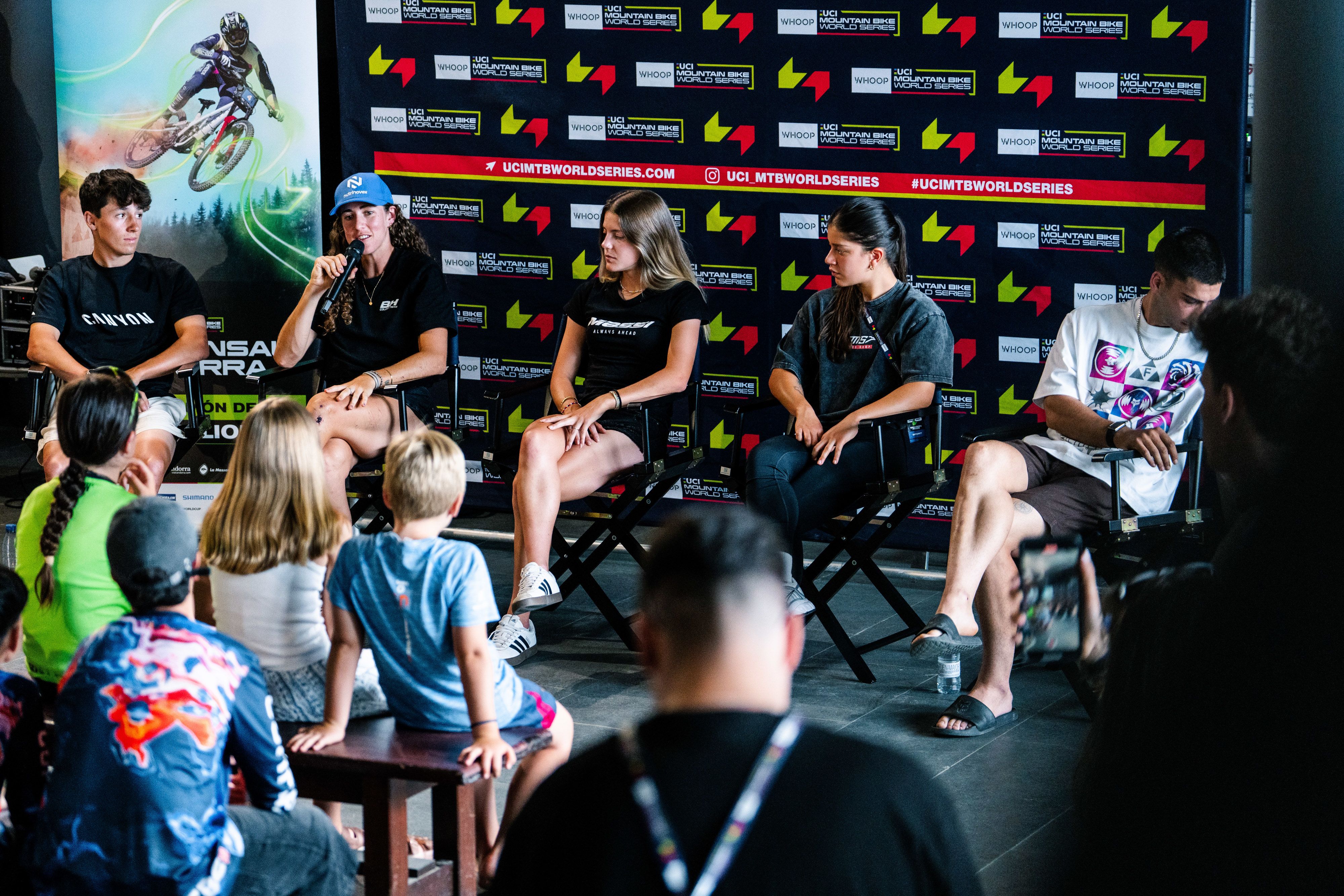 Quinze infants amants de la BTT protagonitzen una roda de premsa especial amb els riders François, Cano, Vidaurre, Roa i Suárez.