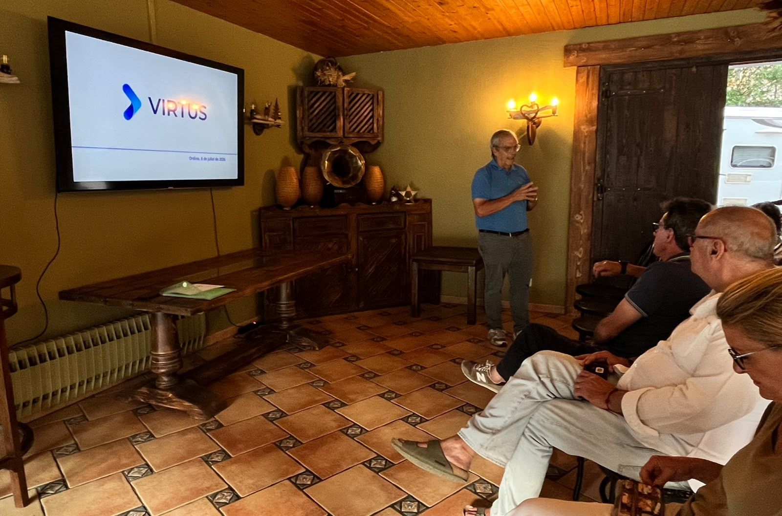 Josep Duró, explicant el projecte de Virtus als assistents a la trobada d'Ordino.