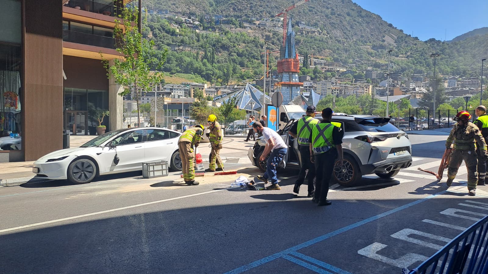 Policia i Bombers treballant al lloc dels fets.