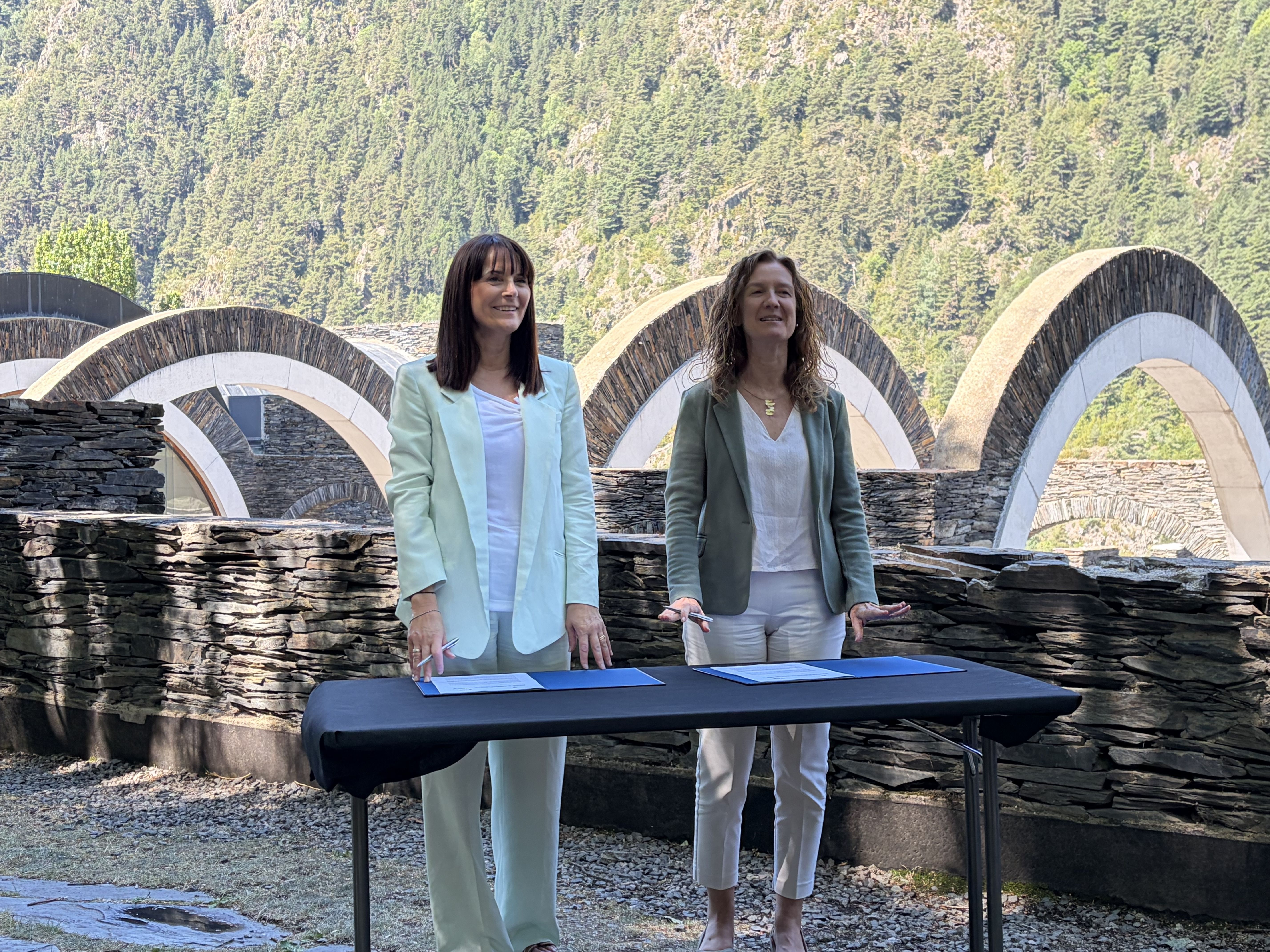 La ministra Mònica Bonell i la directora de FEDA, Sílvia Calvó.