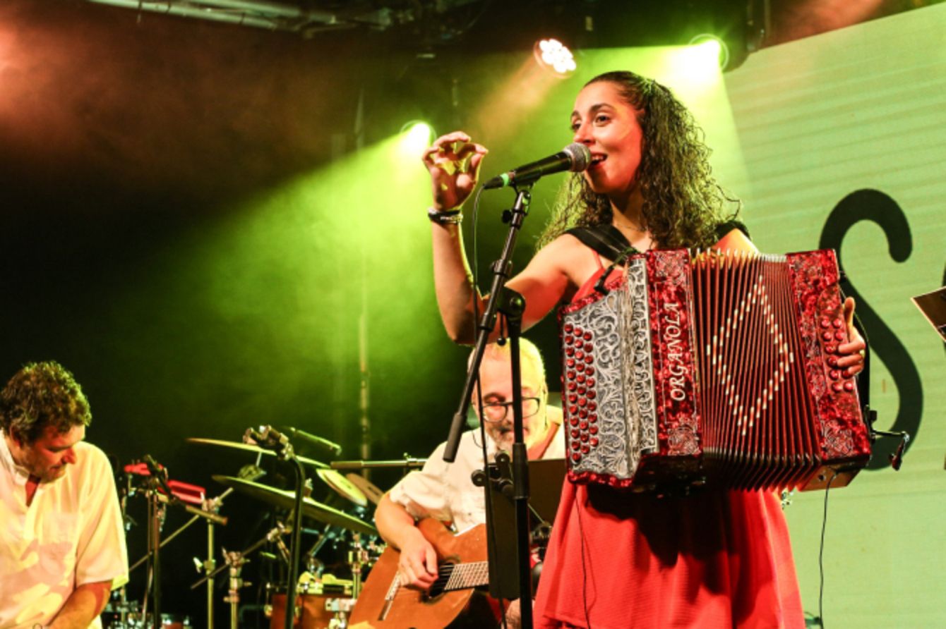 Eugenia Correia durant la seva actuació a la sala La Nau, a Barcelona. Eugenia Correia durant la seva actuació a la sala La Nau, a Barcelona.