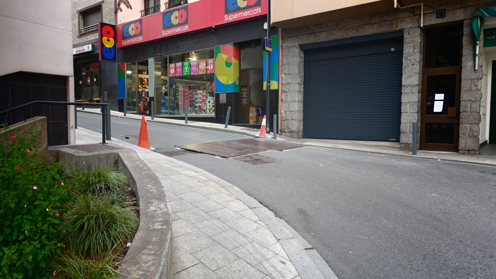 La zona del carrer Ciutat de Valls. La portaveu del Sindicat, Rebeca Bonache.