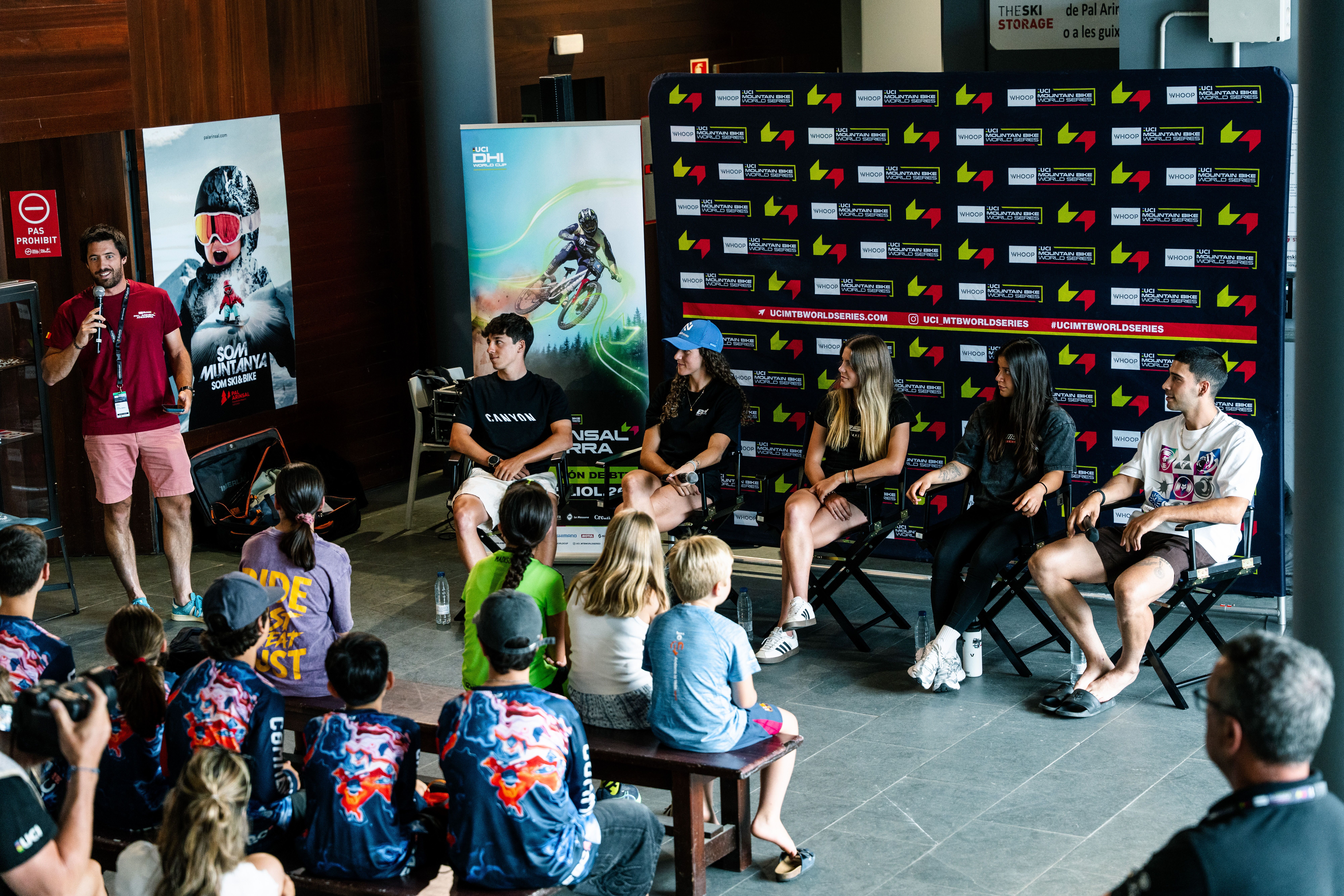 Una imatge de la ‘Kid Press Conference’. // UCI MTB La portaveu del Sindicat, Rebeca Bonache.