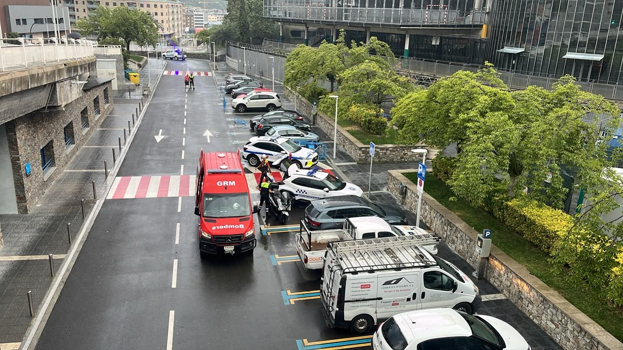 Una ambulància dels bombers a la zona. Una ambulància dels bombers a la zona.