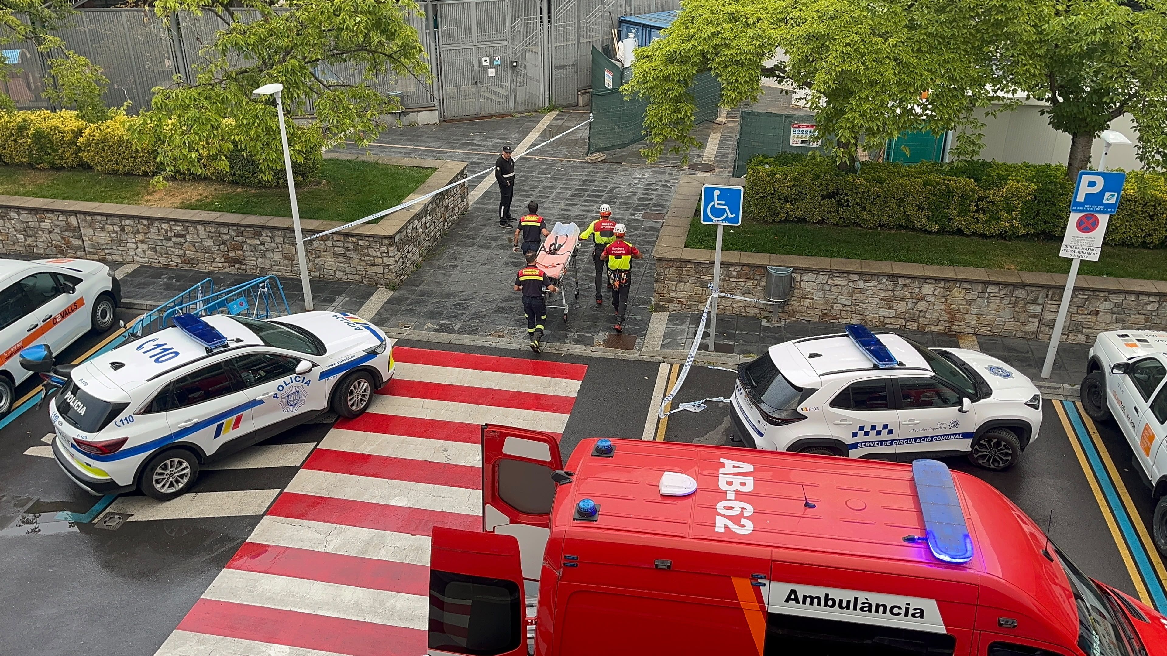 Els bombers duent la llitera. 