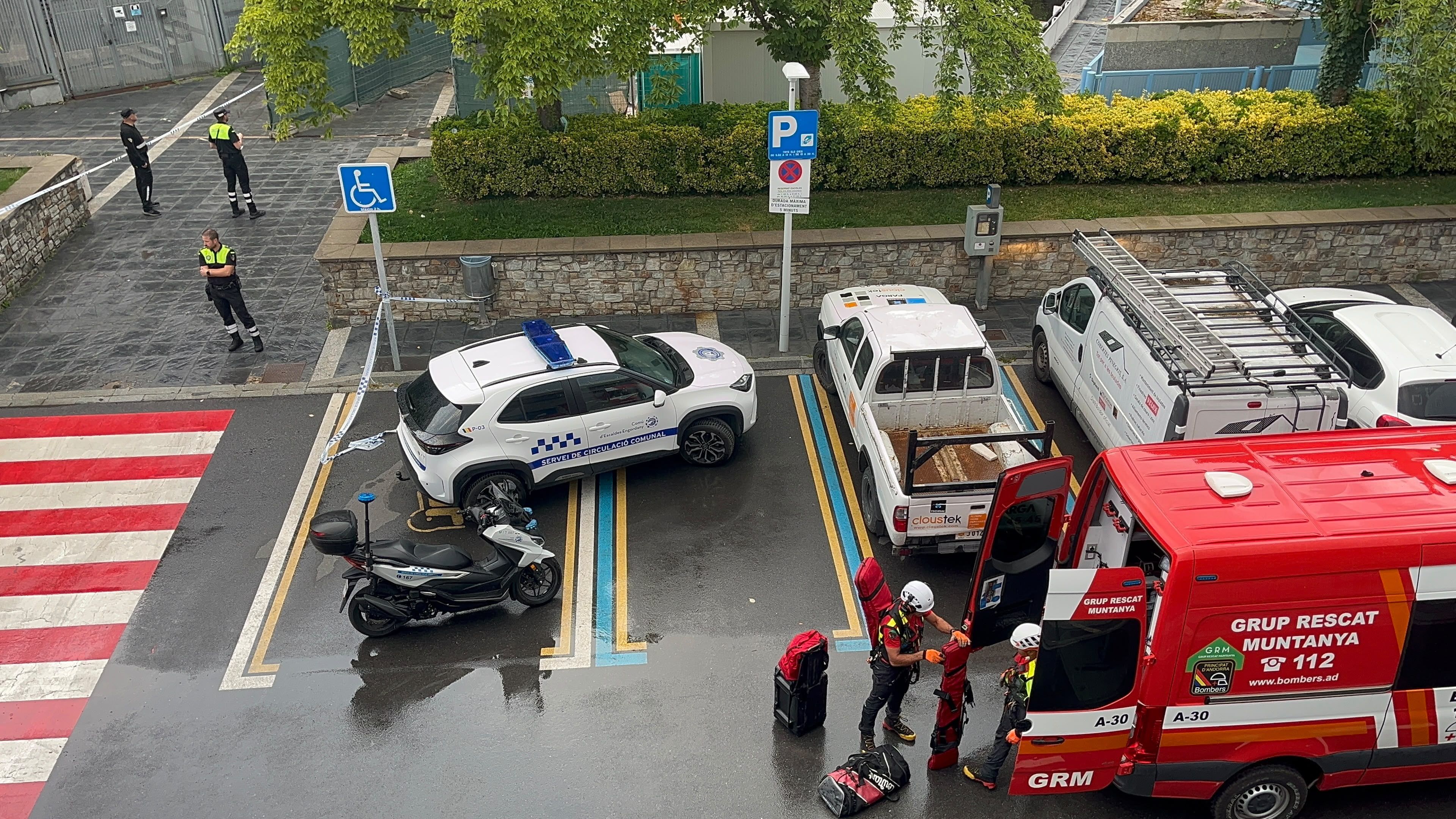 L'equip d'emergències preparant-se per l'evacuació del cos.