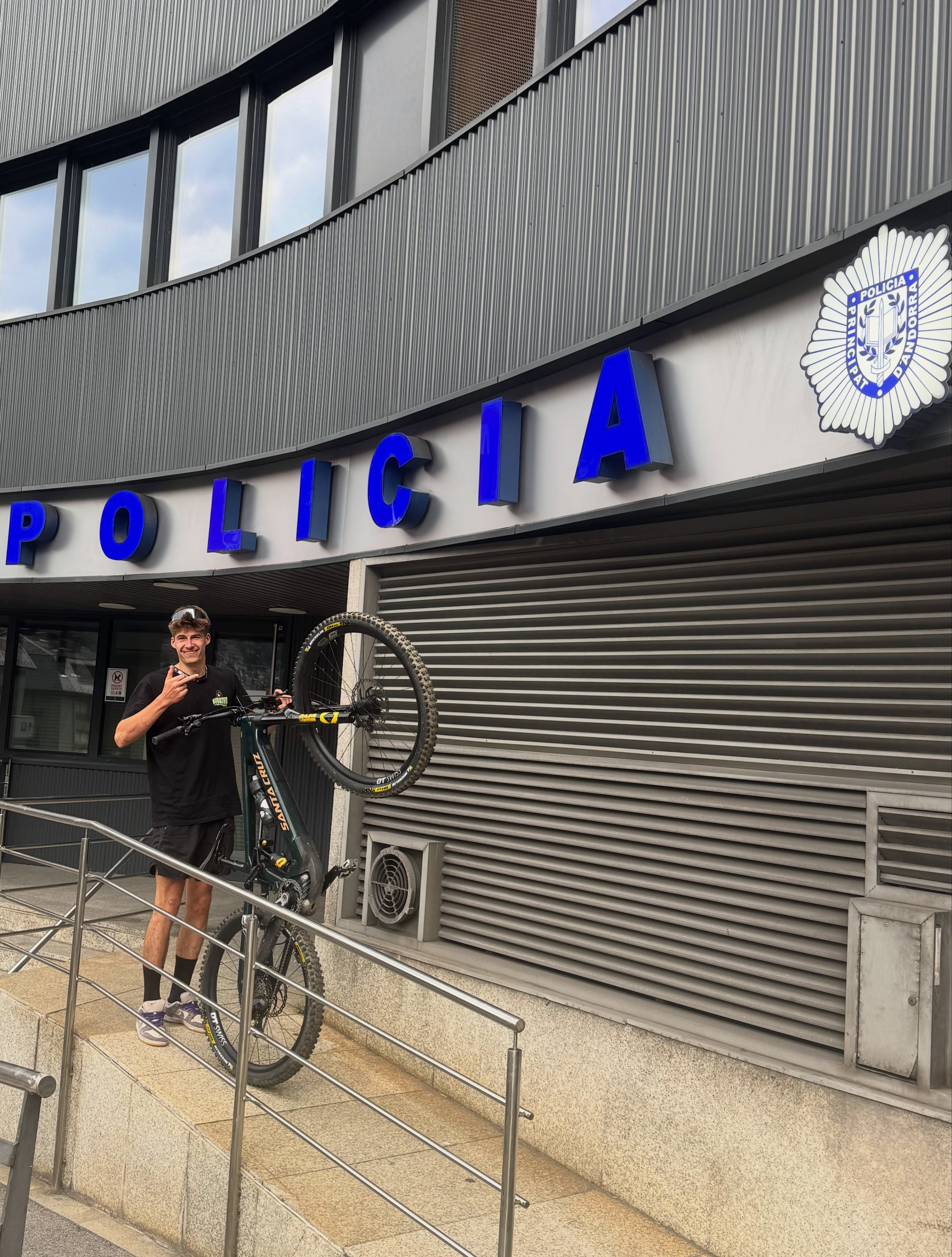 EL CICLISTA SUÍS EN SORTIR DEL DESPATX DE POLICIA DESPRÉS DE RECUPERAR LA BICICLETA. EL CICLISTA SUÍS EN SORTIR DEL DESPATX DE POLICIA DESPRÉS DE RECUPERAR LA BICICLETA.