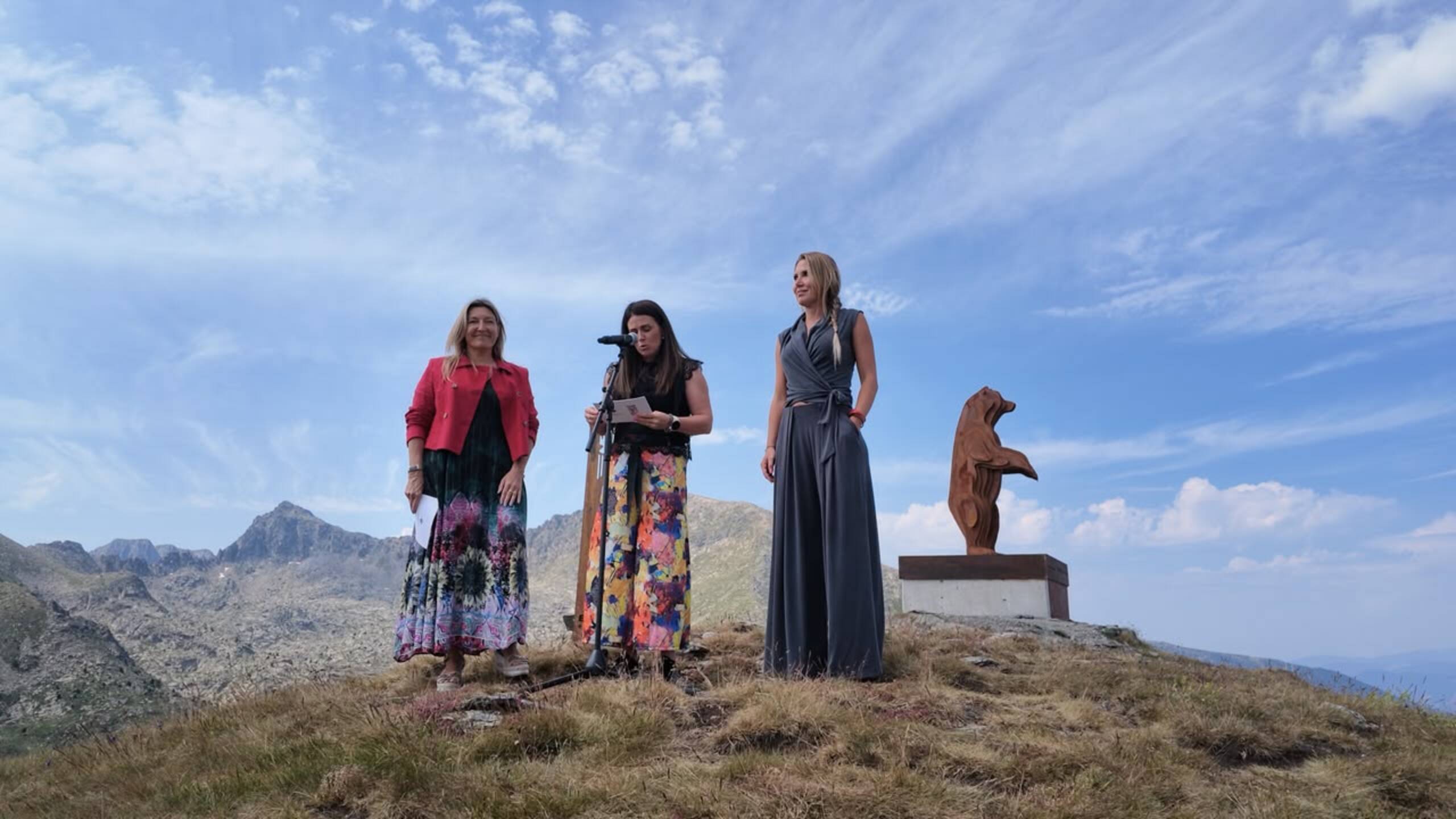 Verònica Solsona, Laura Mas i Naiara Galdós durant la inauguració.