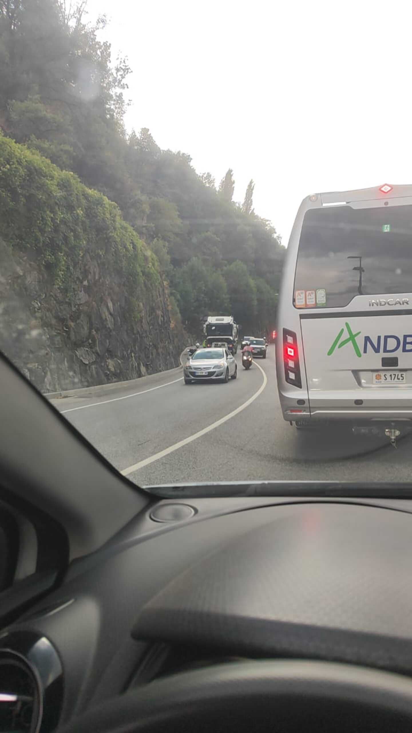 Retencions a la carretera de l'Obac per un camió avariat. Retencions a la carretera de l'Obac per un camió avariat.