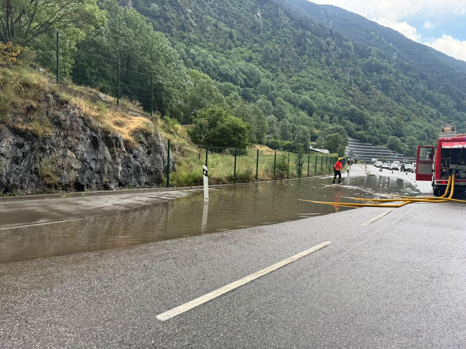Un camió dels Bombers i efectius de COEX intervenen a la CG-2, a Canillo, per drenar la gran acumulació d’aigua formada a la calçada després de la intensa pedregada. Un camió dels Bombers i efectius de COEX intervenen a la CG-2, a Canillo, per drenar la gran acumulació d’aigua formada a la calçada després de la intensa pedregada.