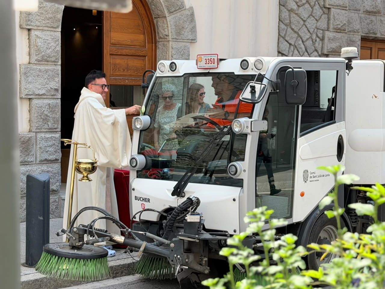 El mossén Pepe beneint un vehicle de neteja comunal.