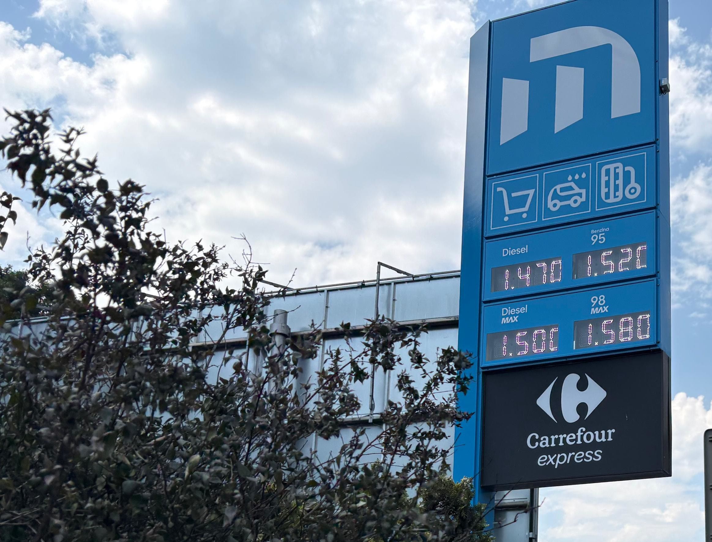 Preus dels carburants a una benzinera del país aquest dimarts. Preus dels carburants a una benzinera del país aquest dimarts.