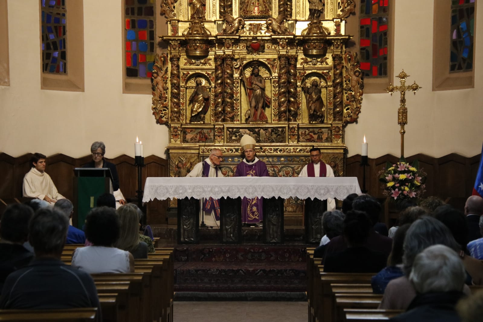 Josep-Lluís Serrano Pentinat durant la missa. La portaveu del Sindicat, Rebeca Bonache.