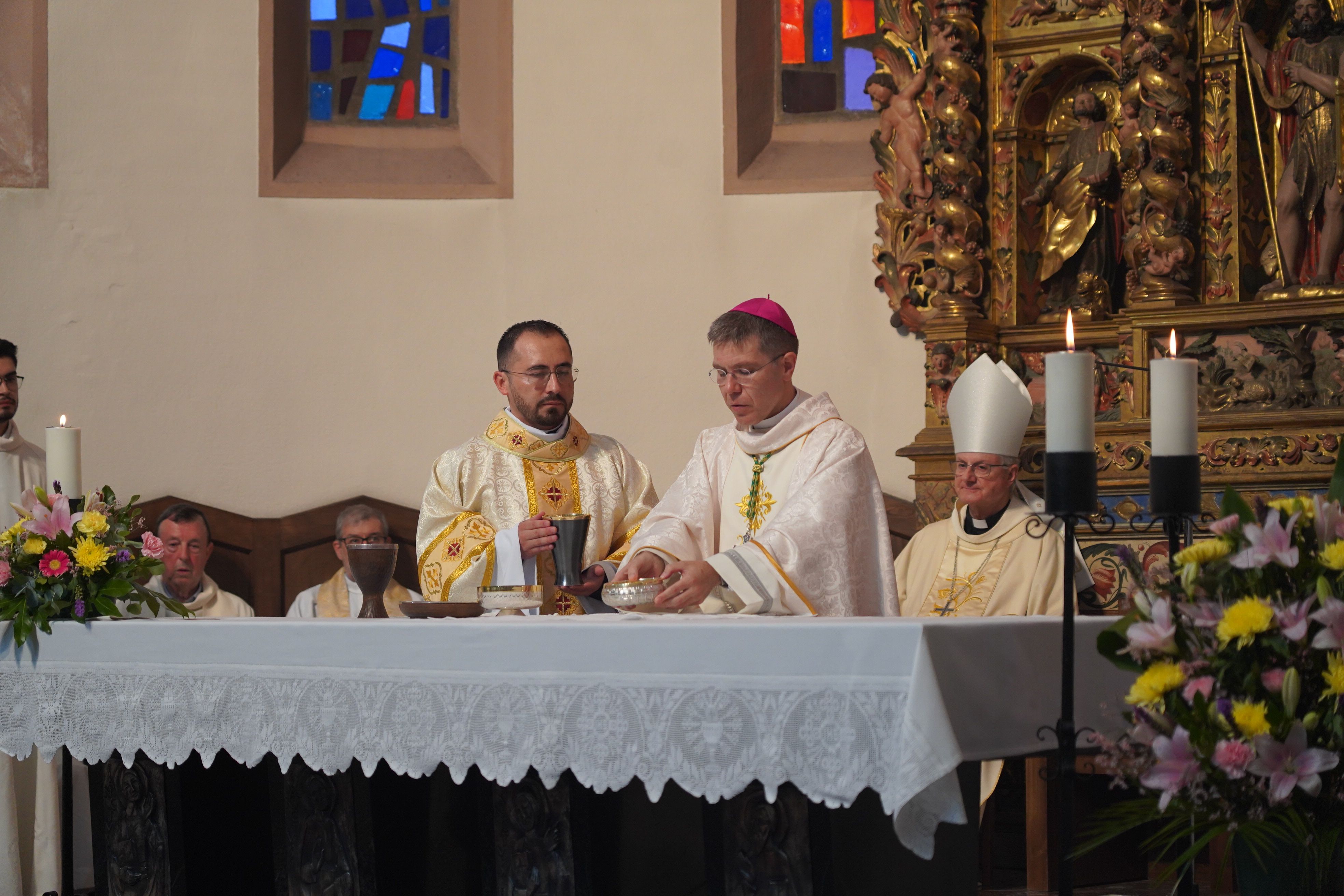 Oficiant ja missa amb el bisbe. Oficiant ja missa amb el bisbe.