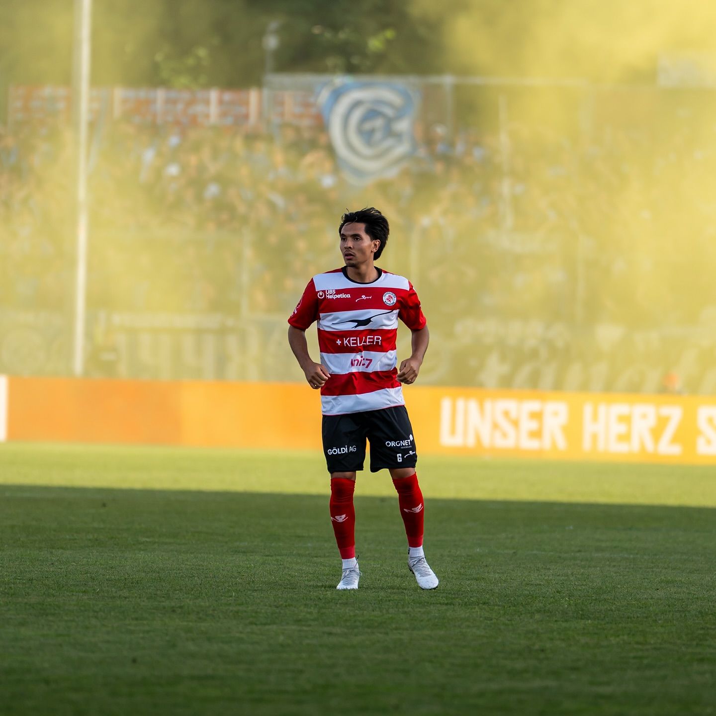 El migcampista filipí Randy Schneider, en un duel amb el seu darrer club, el Winterthur suís.