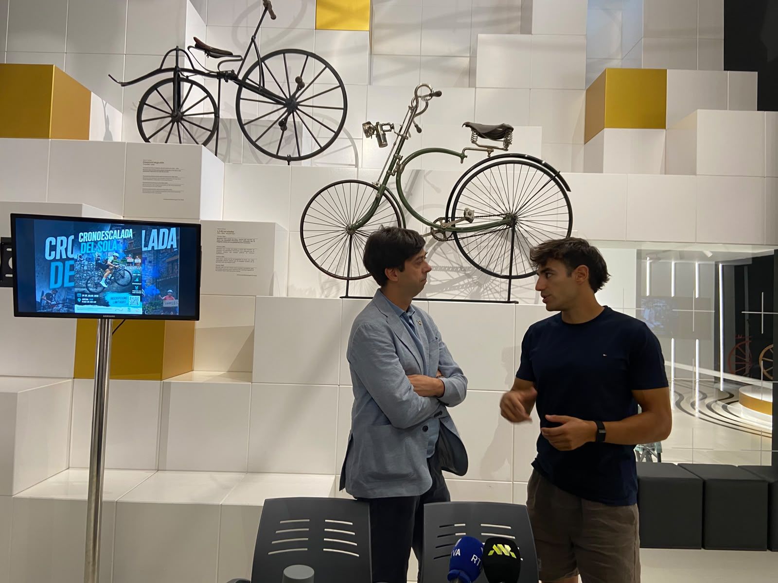 El cònsol d'Andorra la Vella, Sergi González, i l'esquiador Joan Verdú, després de la presentació al BiciLab.