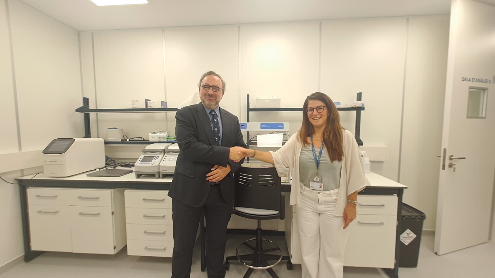 Minoves i Cosan es donen la mà a les noves instal·lacions del laboratori. Minoves i Cosan es donen la mà a les noves instal·lacions del laboratori.